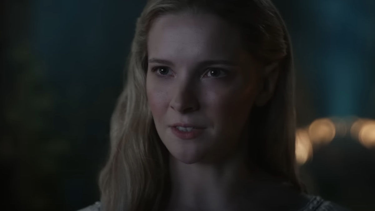 Morfydd Clark dans le rôle de Galadriel dans Le Seigneur des Anneaux : Les Anneaux de Pouvoir.