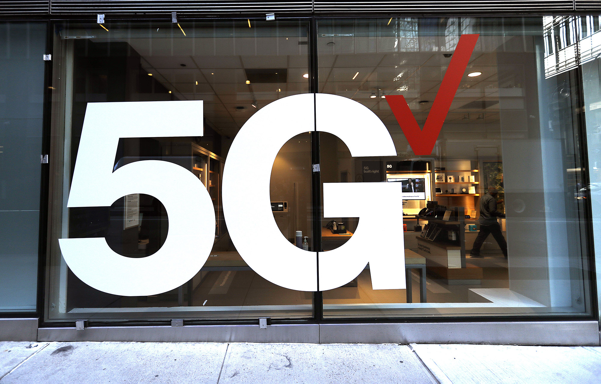 Verizon store front displays the 5G network in NYC.