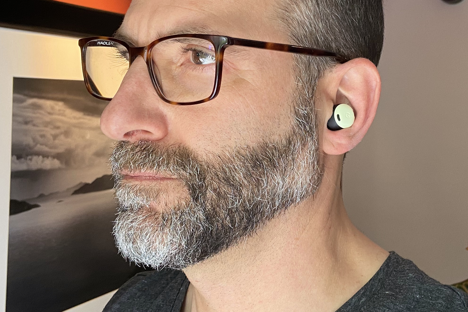 Homem usando Google Pixel Buds Pro.