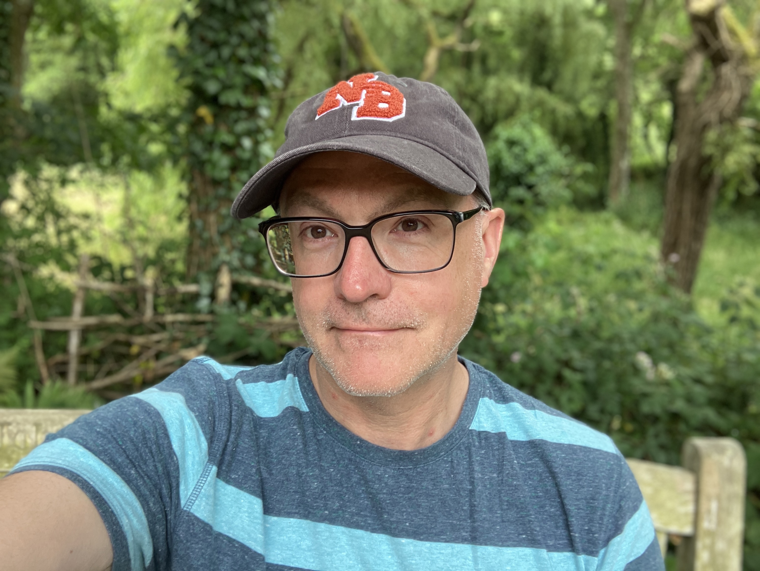 Portrait selfie taken with the Apple iPhone SE (2022).