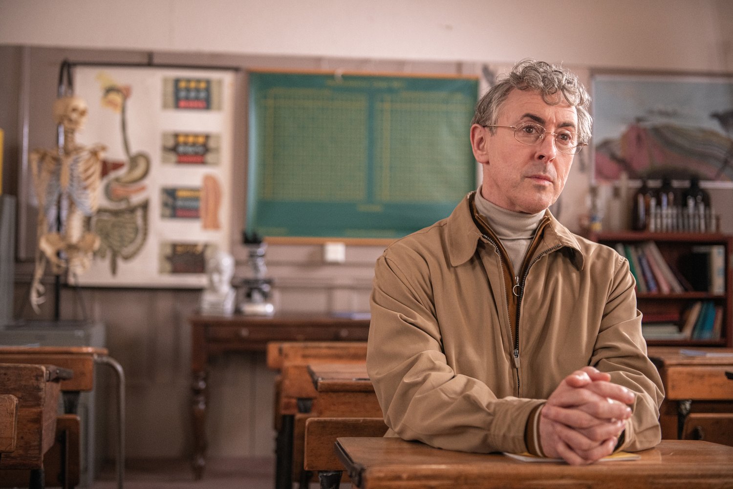 Alan Cumming est assis à un banc d'école dans My Old School.