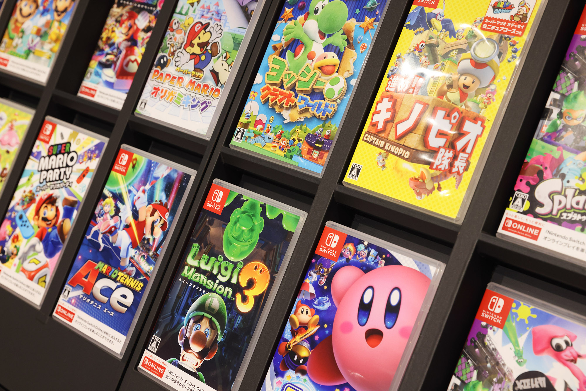 Videojuegos de Nintendo Switch en exhibición dentro de la tienda Nintendo.