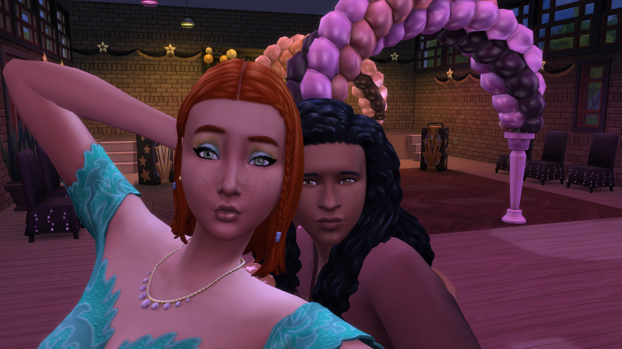 Dois Sims tiram uma selfie no baile de formatura em The Sims 4: High School Years.