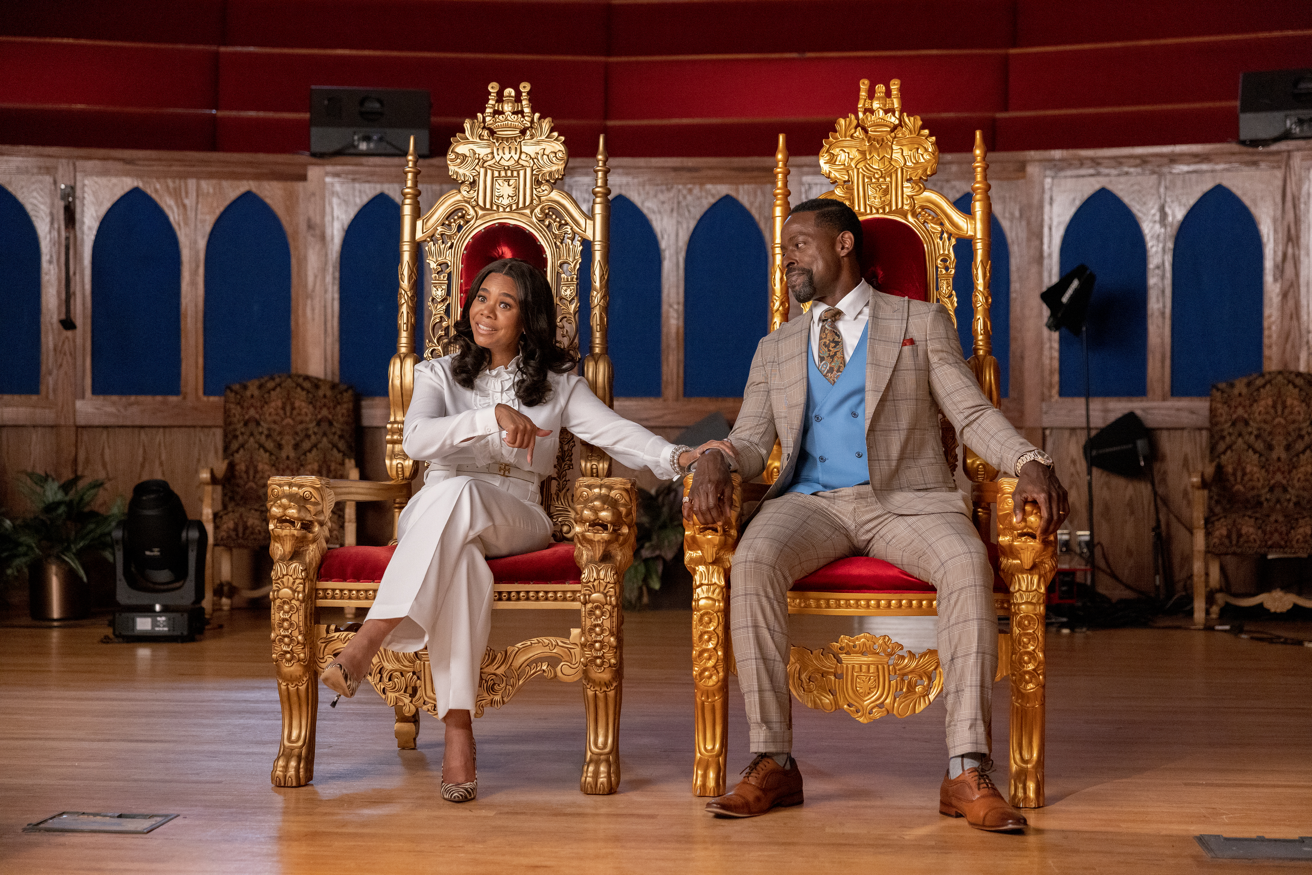 Regina Hall und Sterling K. Brown sitzen in einer Szene aus Honk For Jesus auf ihren Thronen. Rette deine Seele.