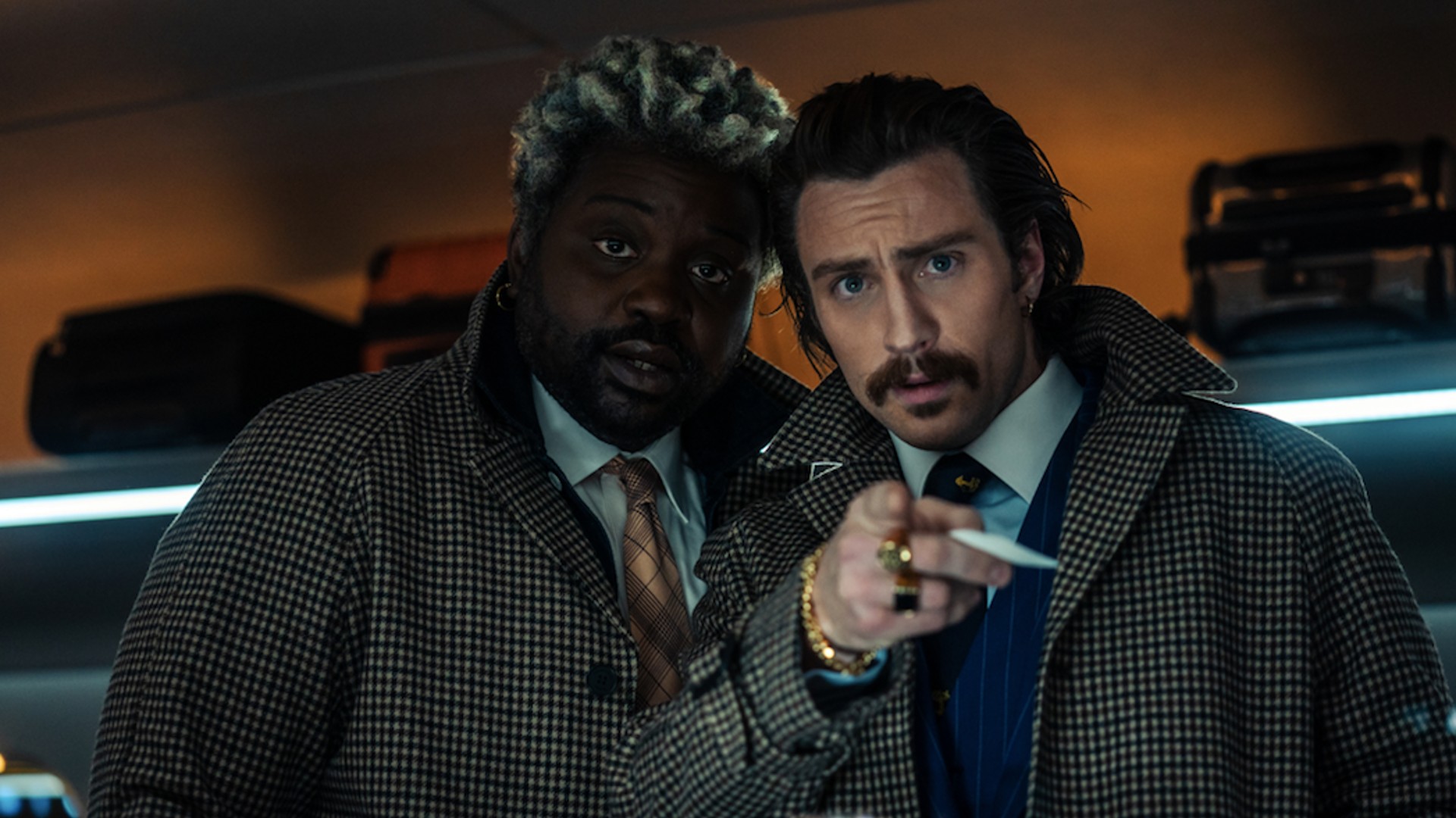 Aaron Taylor-Johnson und Brian Tyree Henry sind überrascht.