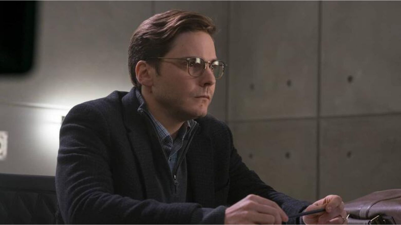 Helmut Zemo sentado y mirando con atención en Capitán América: Civil War.