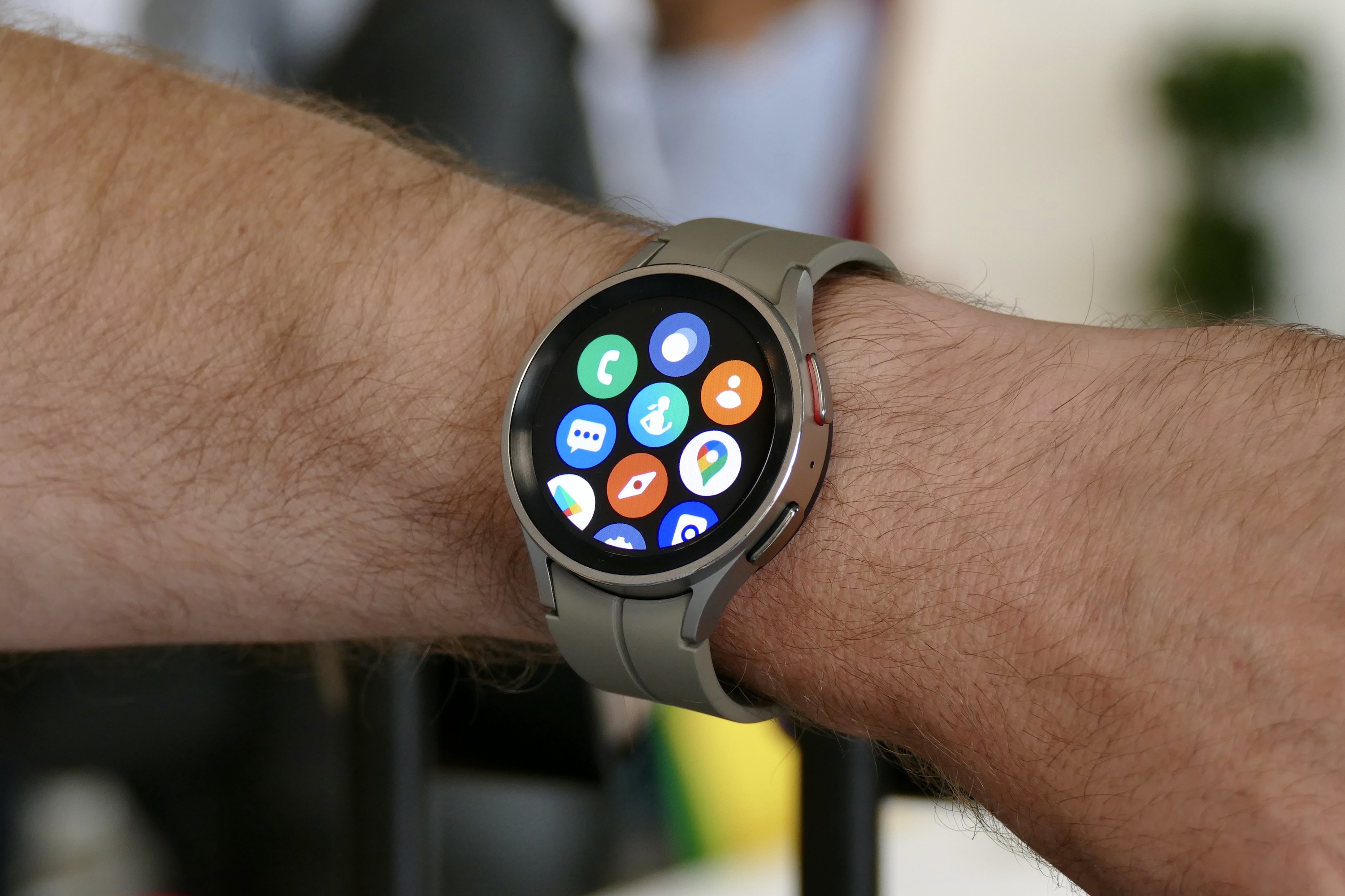 Samsung Galaxy Watch 5 Pro portée au poignet d'un homme.