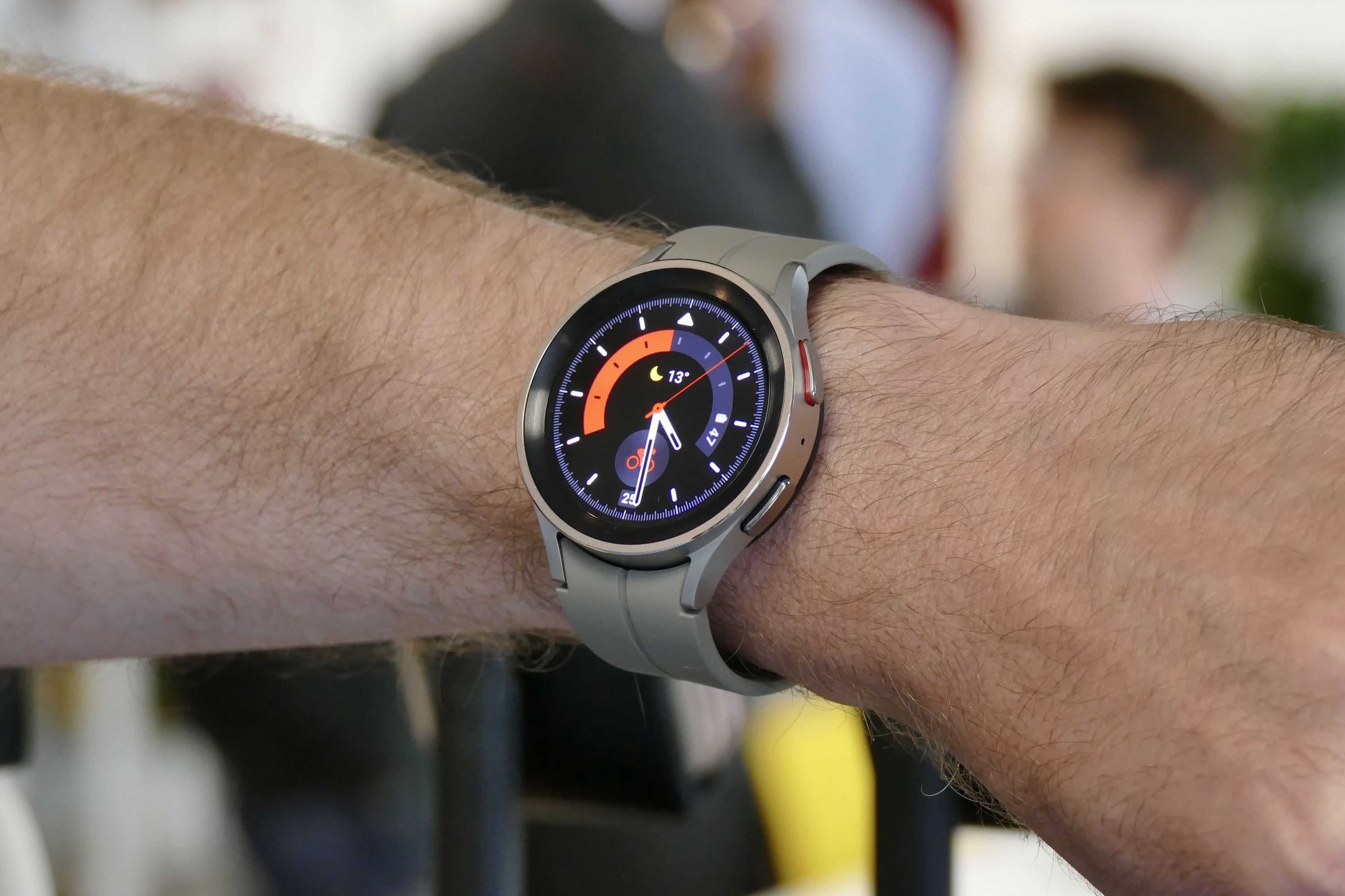 Samsung Galaxy Watch 5 Pro en la muñeca de un hombre.