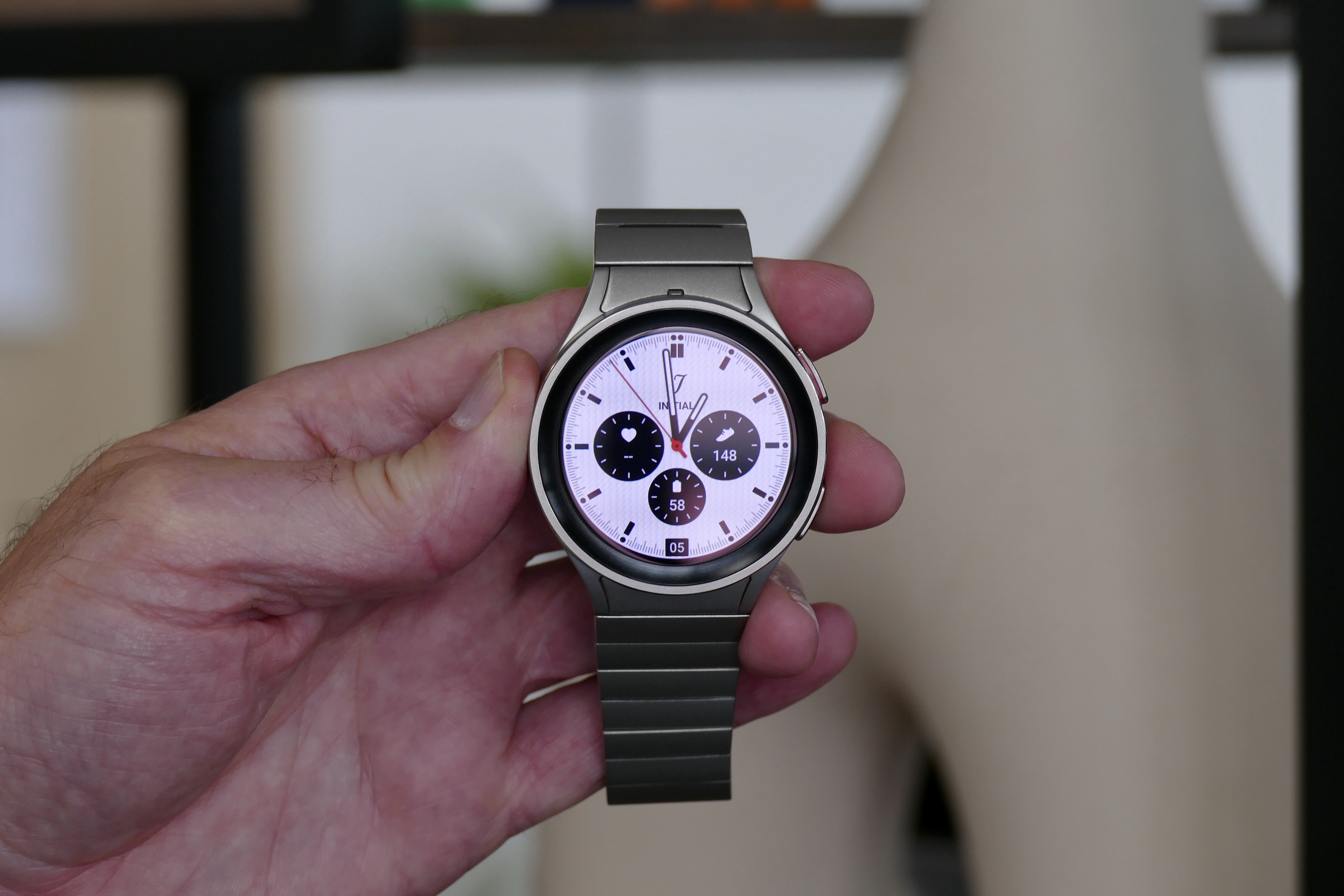 Die Samsung Galaxy Watch 5 Pro mit Metallarmband.