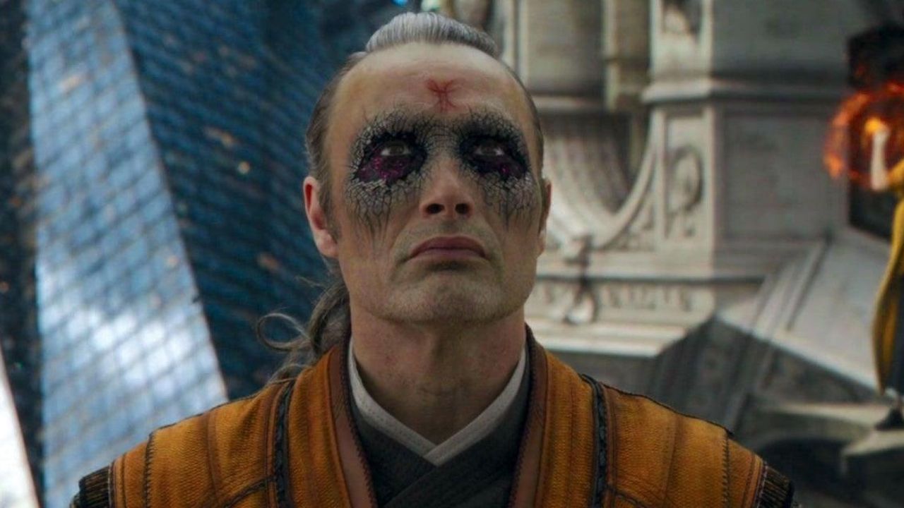 Kaecilius mirando hacia arriba en Doctor Strange.