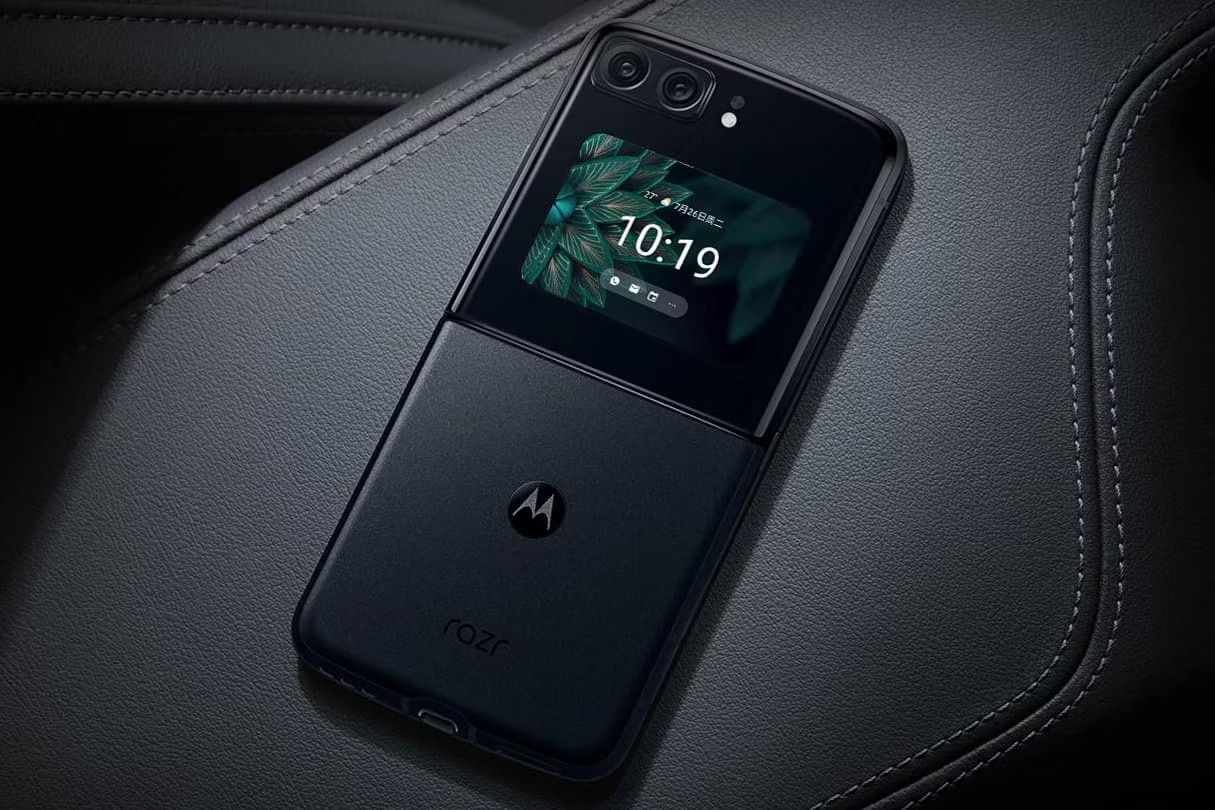 Официальный рендер Motorola Razr 2022.