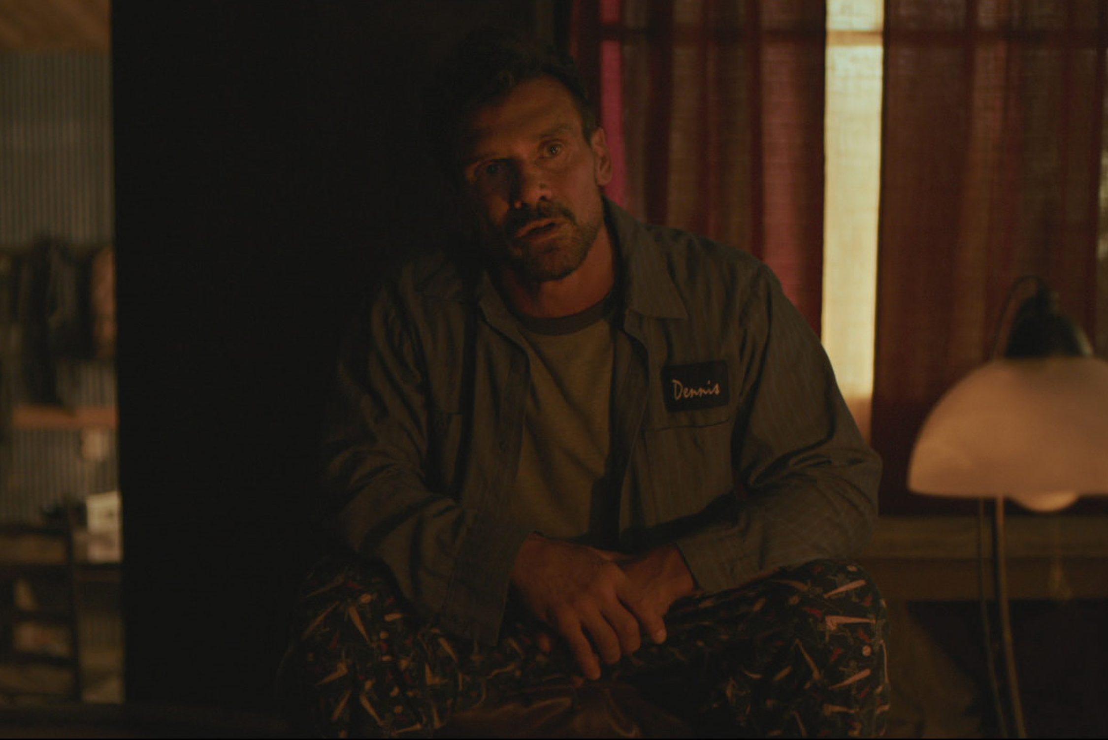 Frank Grillo assis et regardant une scène de Paradise Highway.