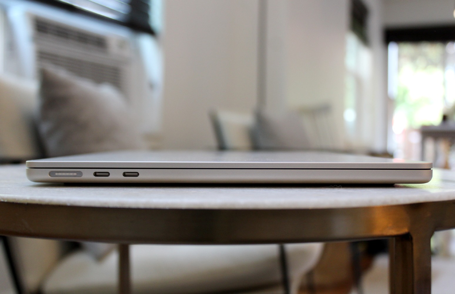 Un lado del MacBook Air que muestra los puertos.