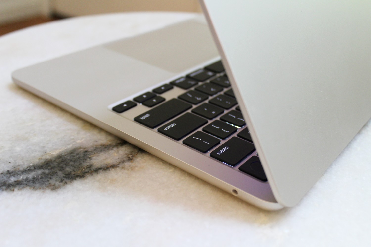 Apple MacBook Air (M2, 2022) : A stunning redesign that comes at a cost