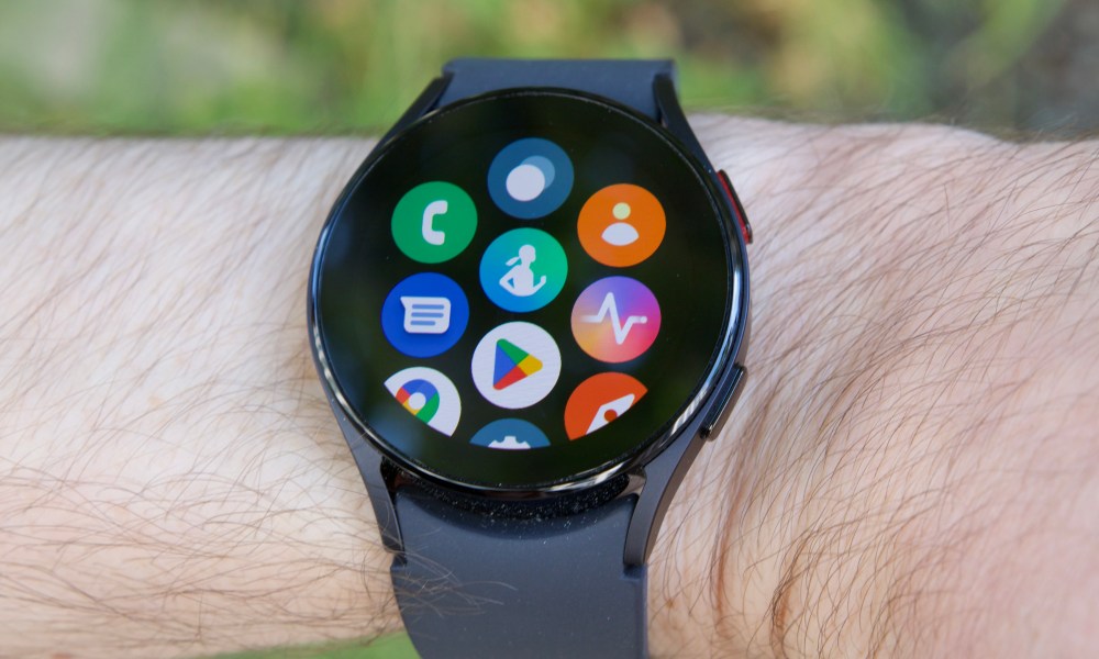 Someone wearing the Galaxy Watch 5, looking at the app drawer.