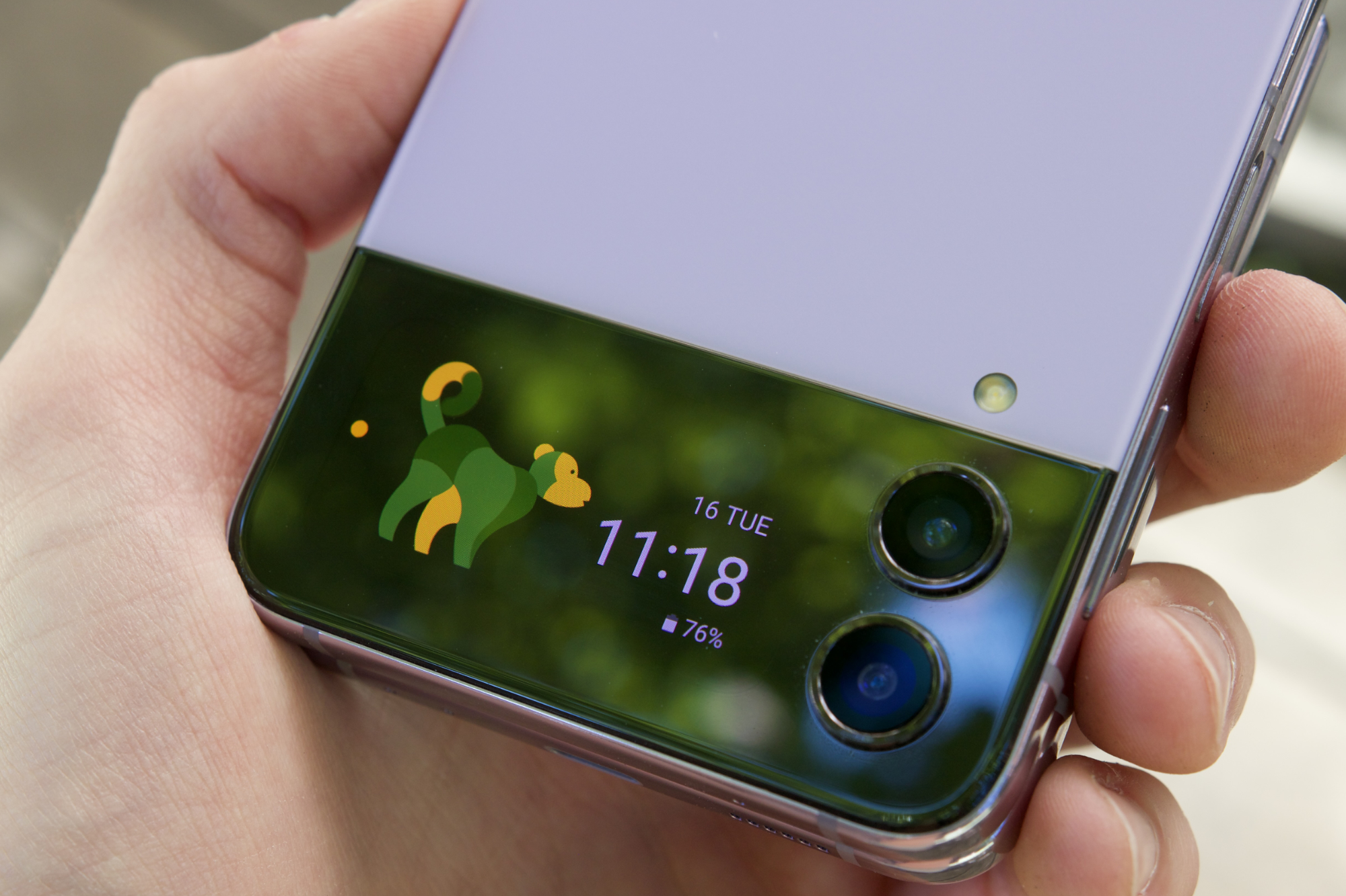 La pantalla de la cubierta del Samsung Galaxy Z Flip 4.