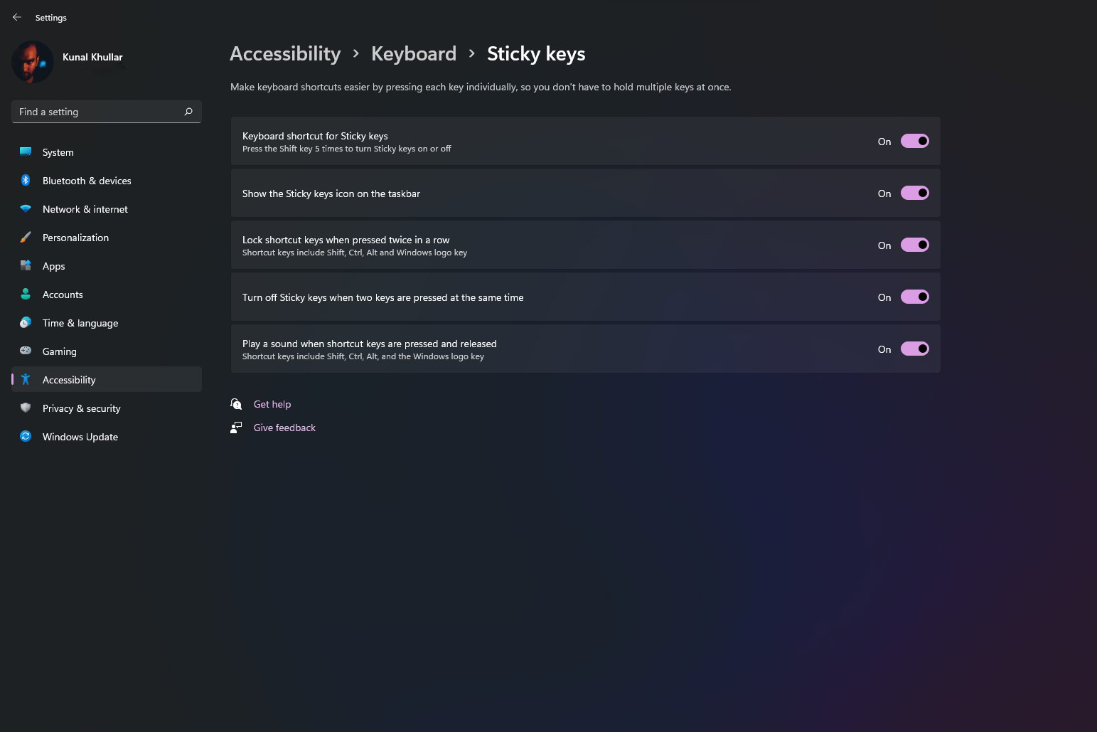 Captura de pantalla de la configuración adicional de Sticky Keys en Windows 11.