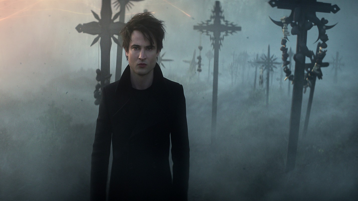 Tom Sturridge como Morpheus está na frente de um pano de fundo enevoado em uma cena de Sandman.