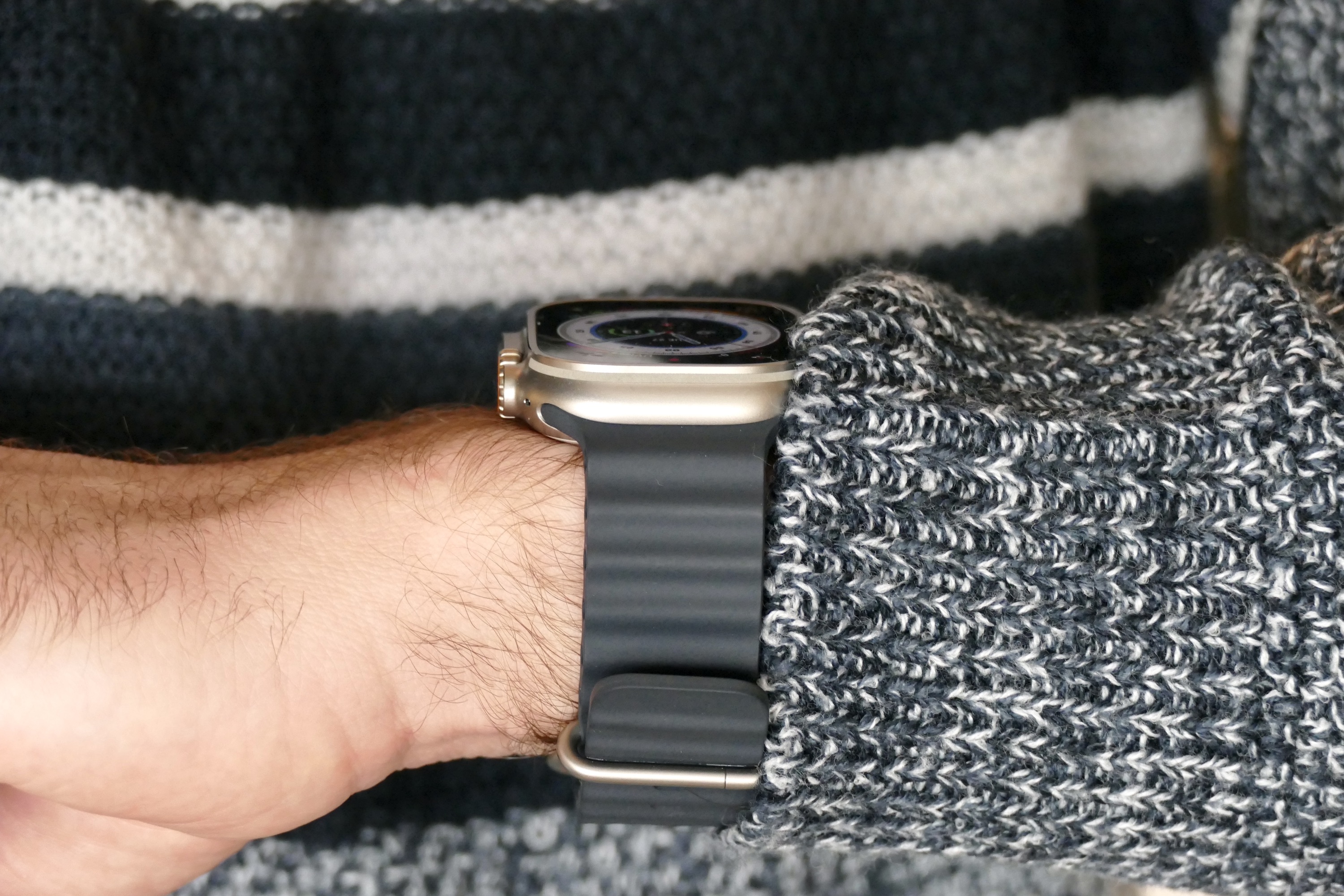 La parte trasera del Apple Watch Ultra, usado en la muñeca de un hombre.