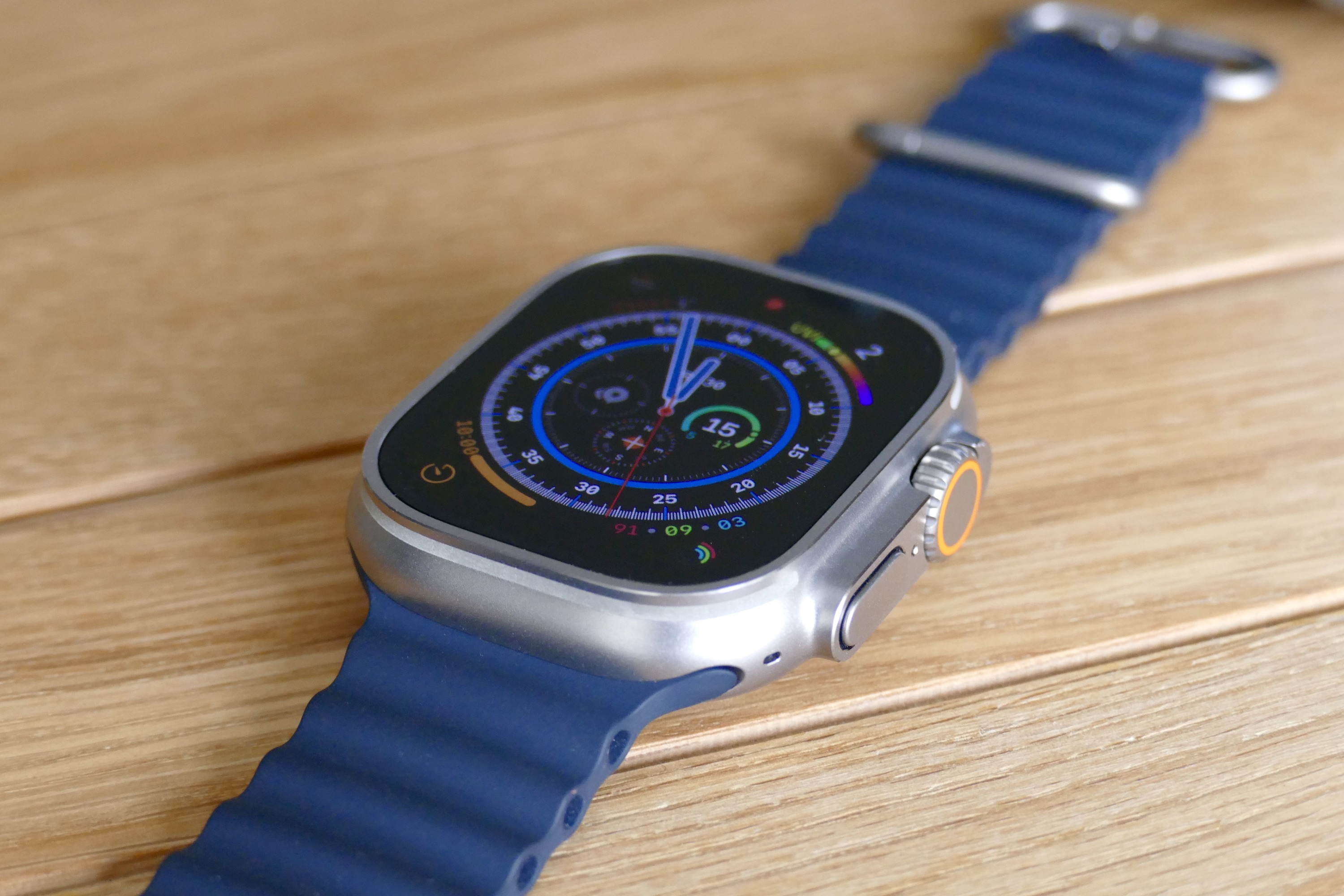 El bisel elevado del Apple Watch Ultra y el protector de corona digital.
