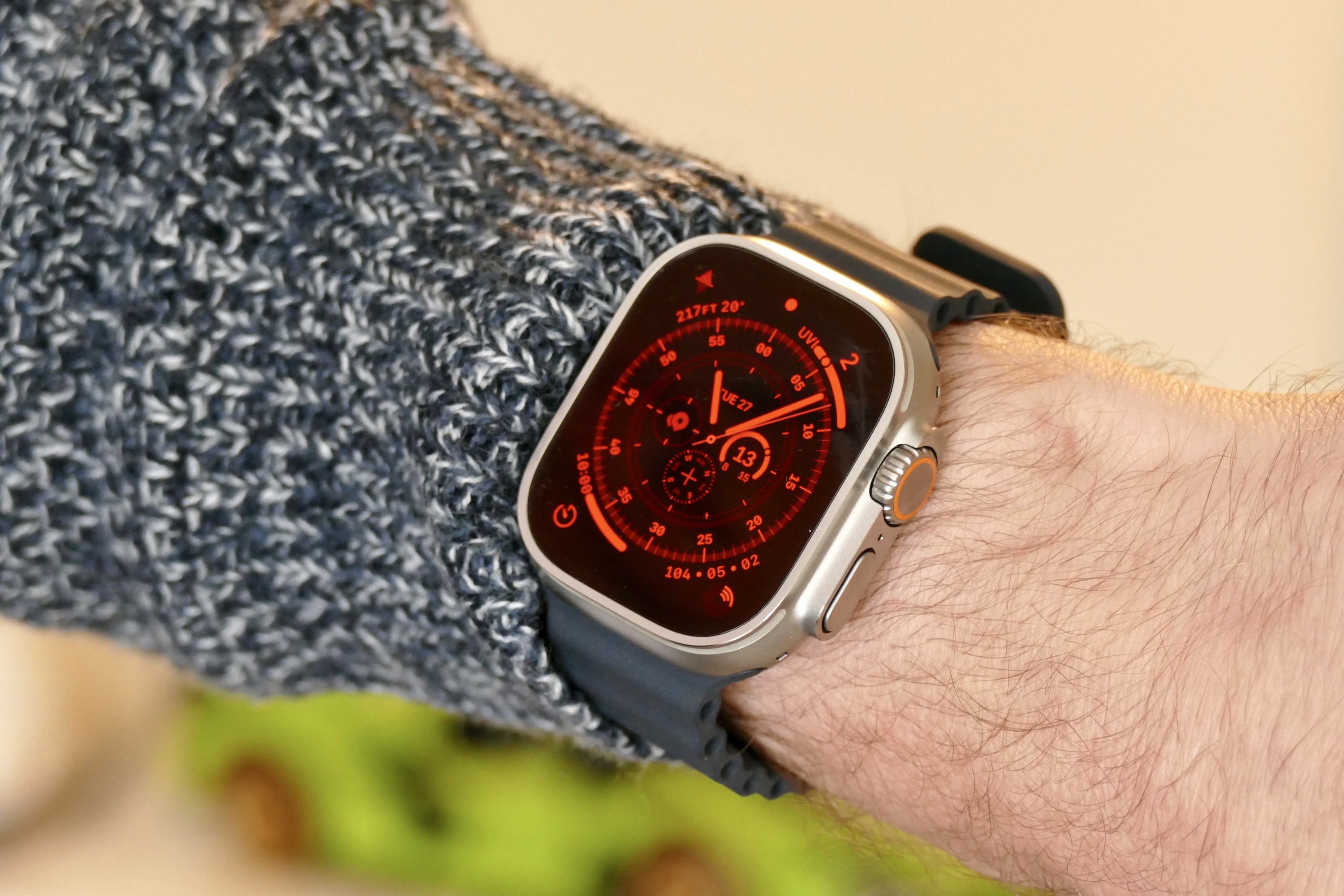 Mod malam pada muka jam tangan Apple Watch Ultra Wayfinder.