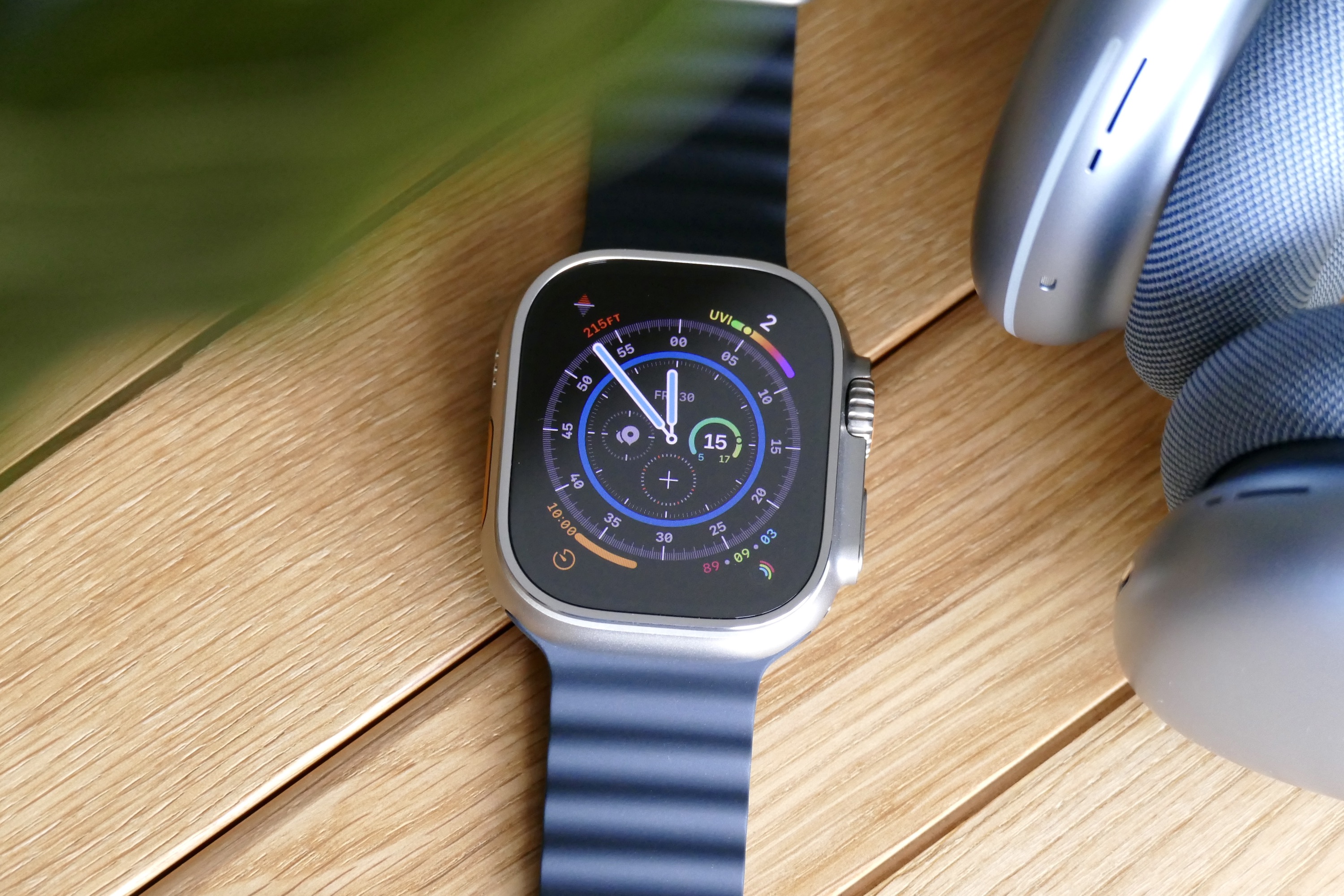 Die Apple Watch Ultra mit Wayfinder-Zifferblatt.