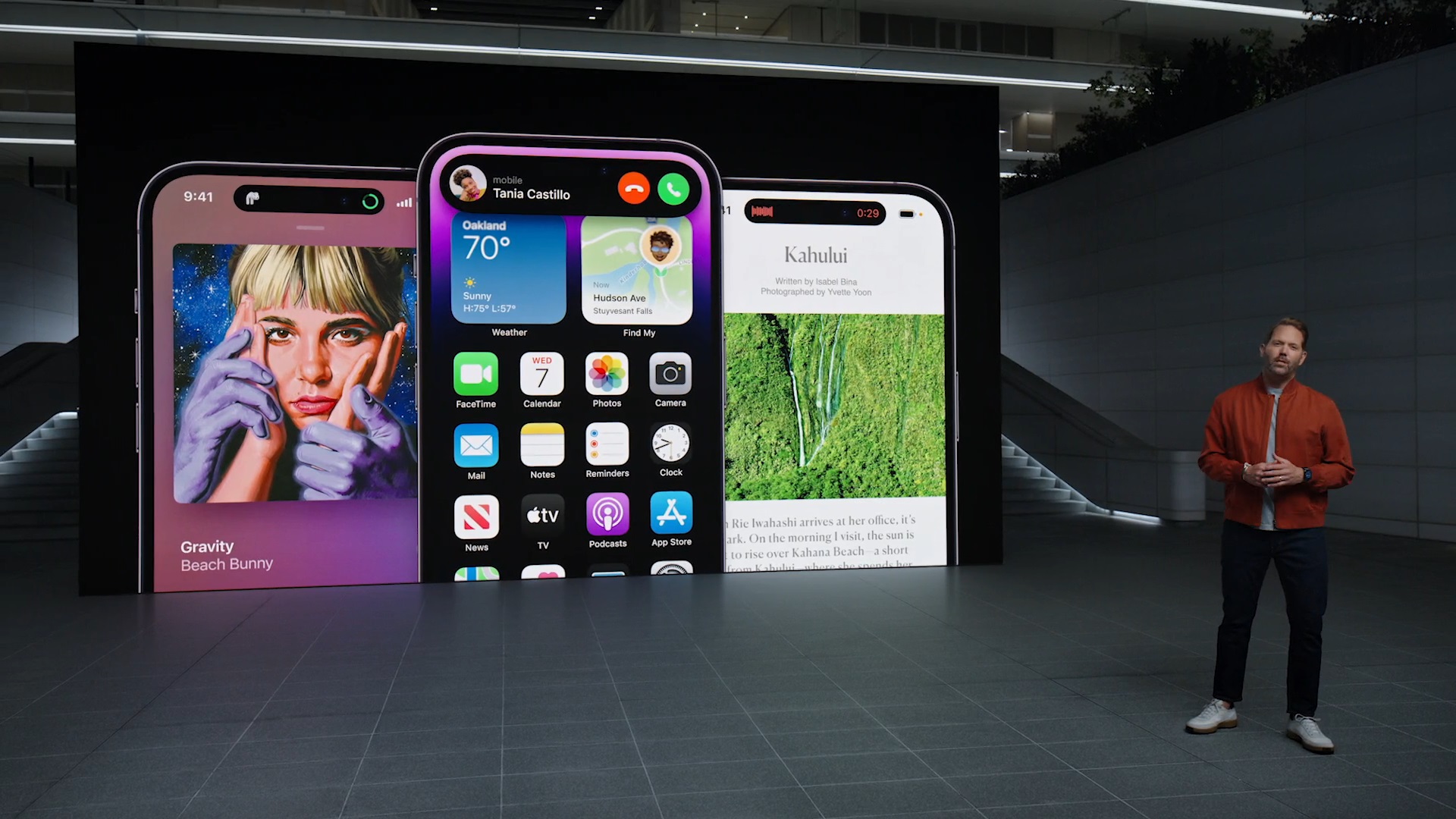 Drei iPhone 14 Pro-Modelle mit Dynamic Island, präsentiert von Apples Alan Dye.