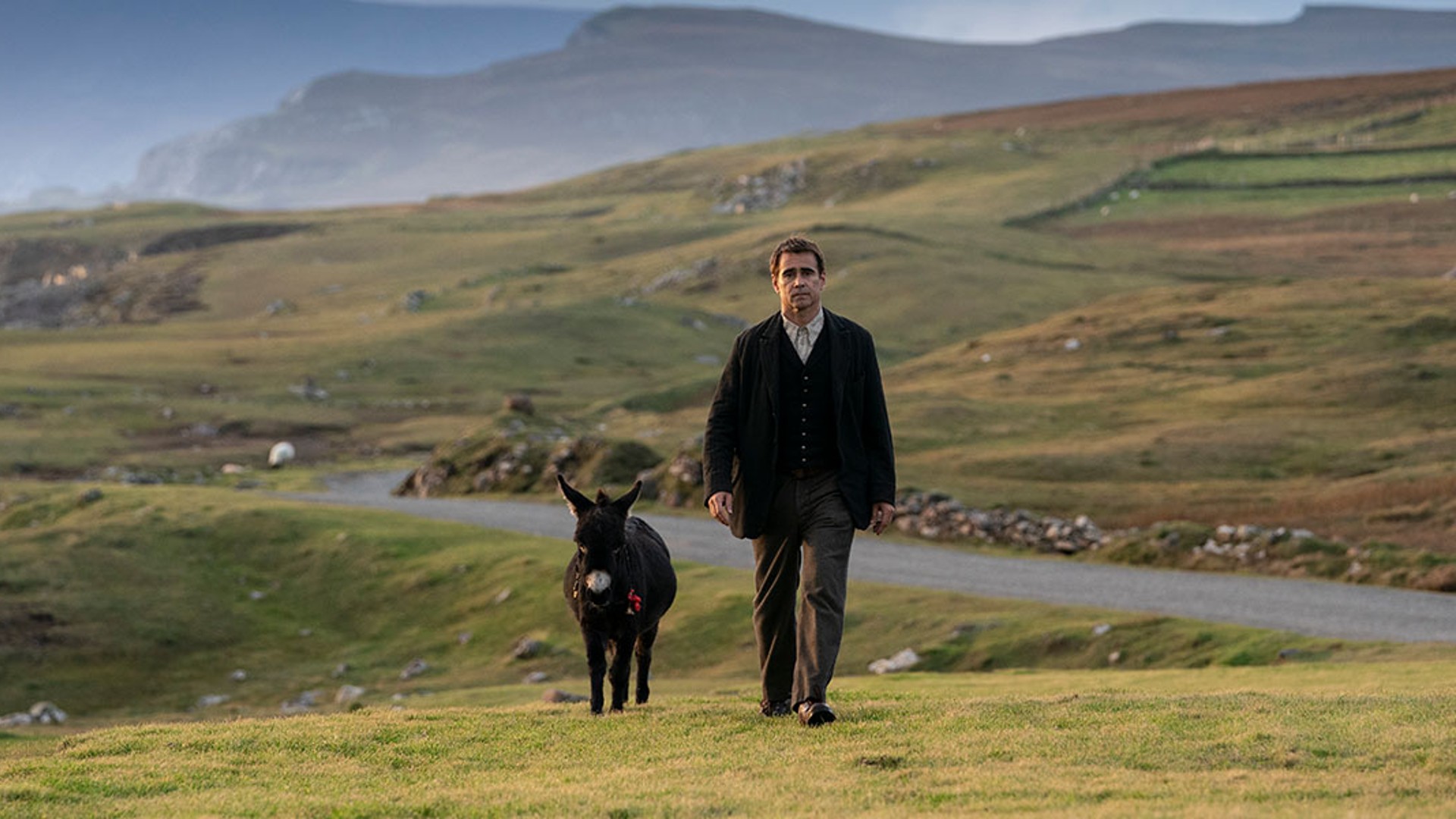 Colin Farrell se promène avec son âne dans The Banshees of Inisherin.