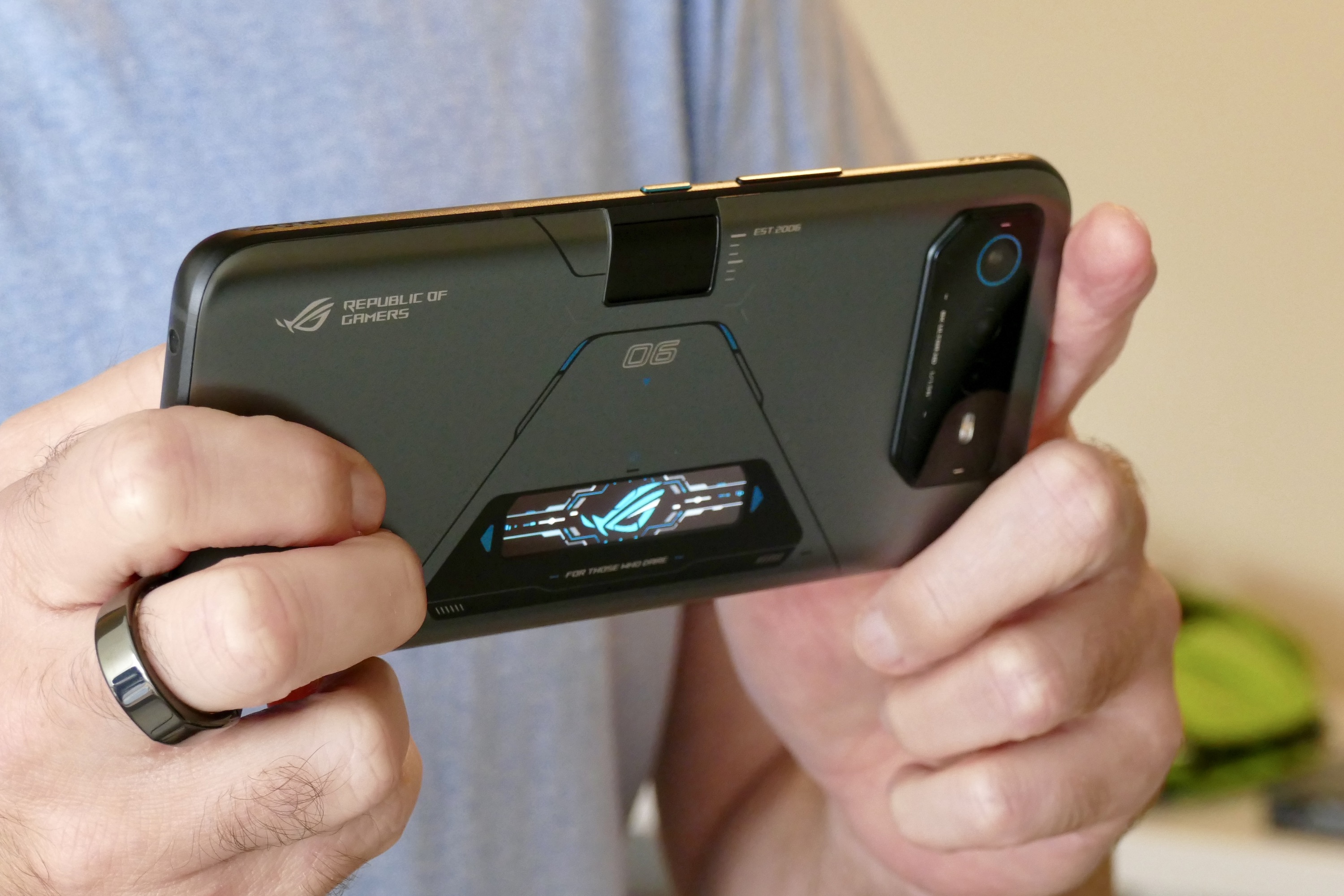 Homme tenant l'Asus ROG Phone 6D Ultimate.