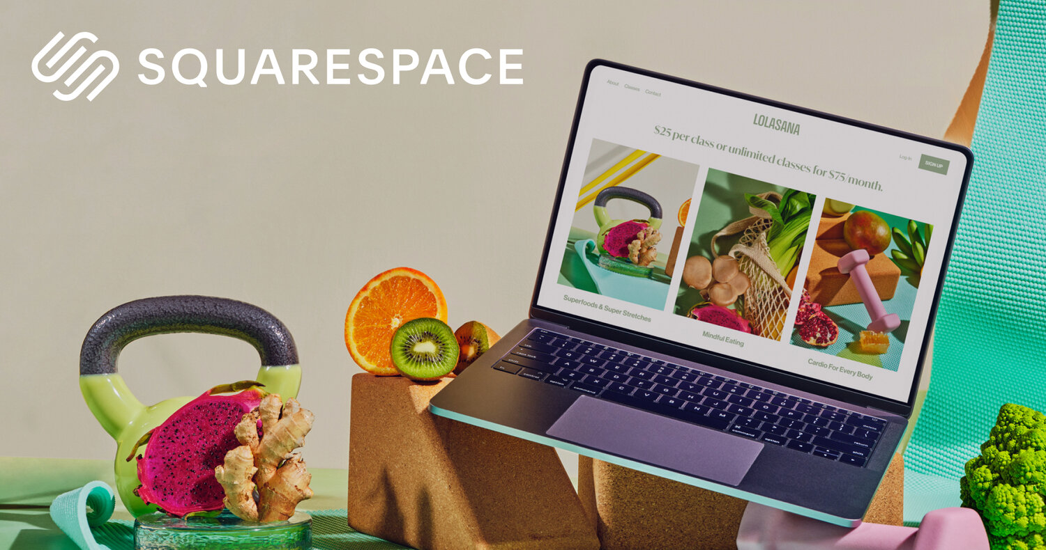 Ein Laptop mit Squarespace auf dem Bildschirm.