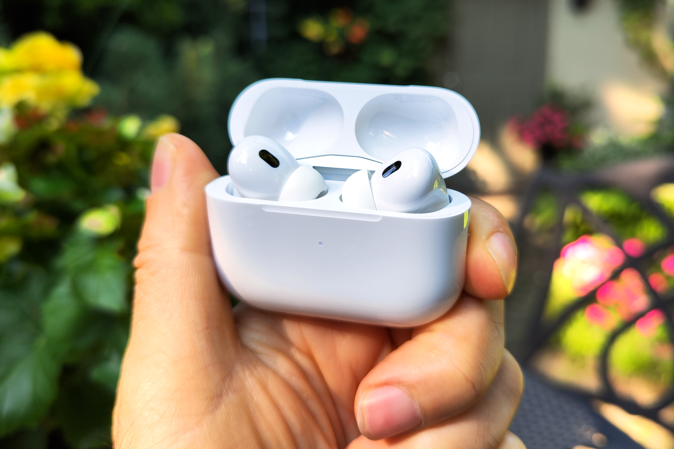 How to charge AirPods wirelessly or with a power cable