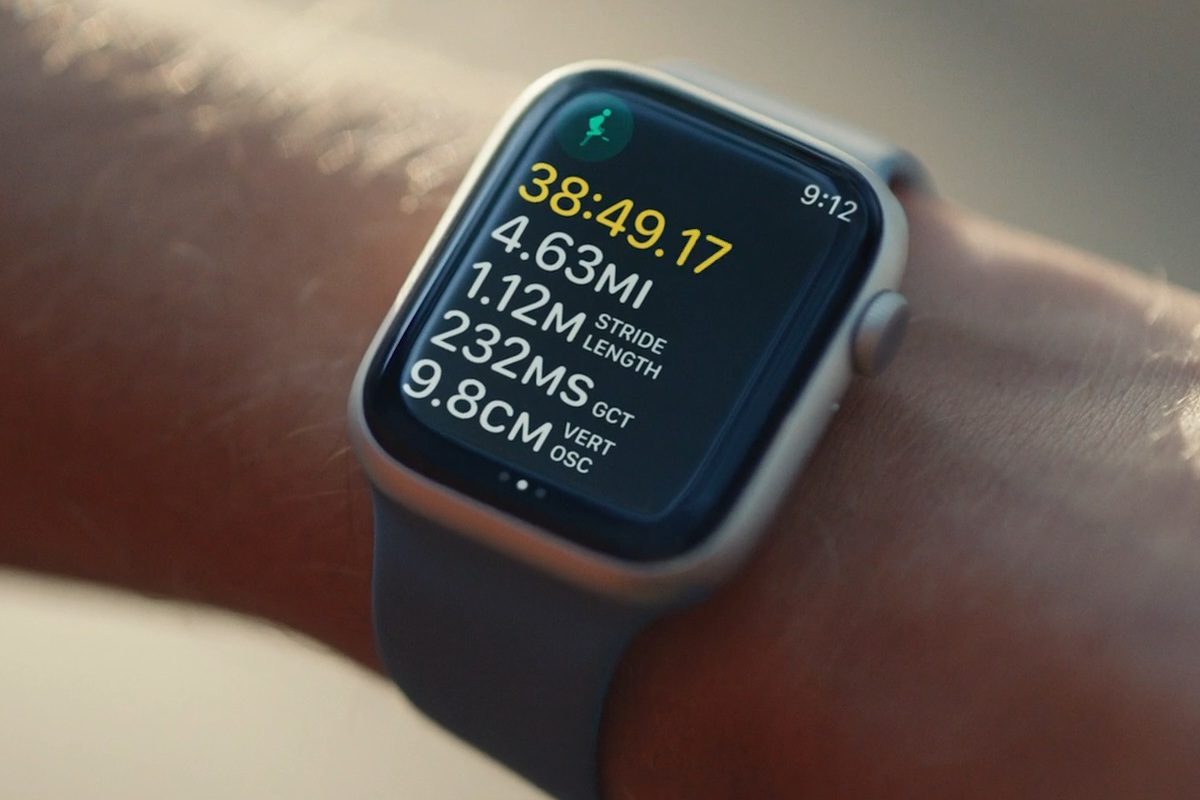 Auf einer Apple Watch Series 8 angezeigte Gesundheitsmetriken.