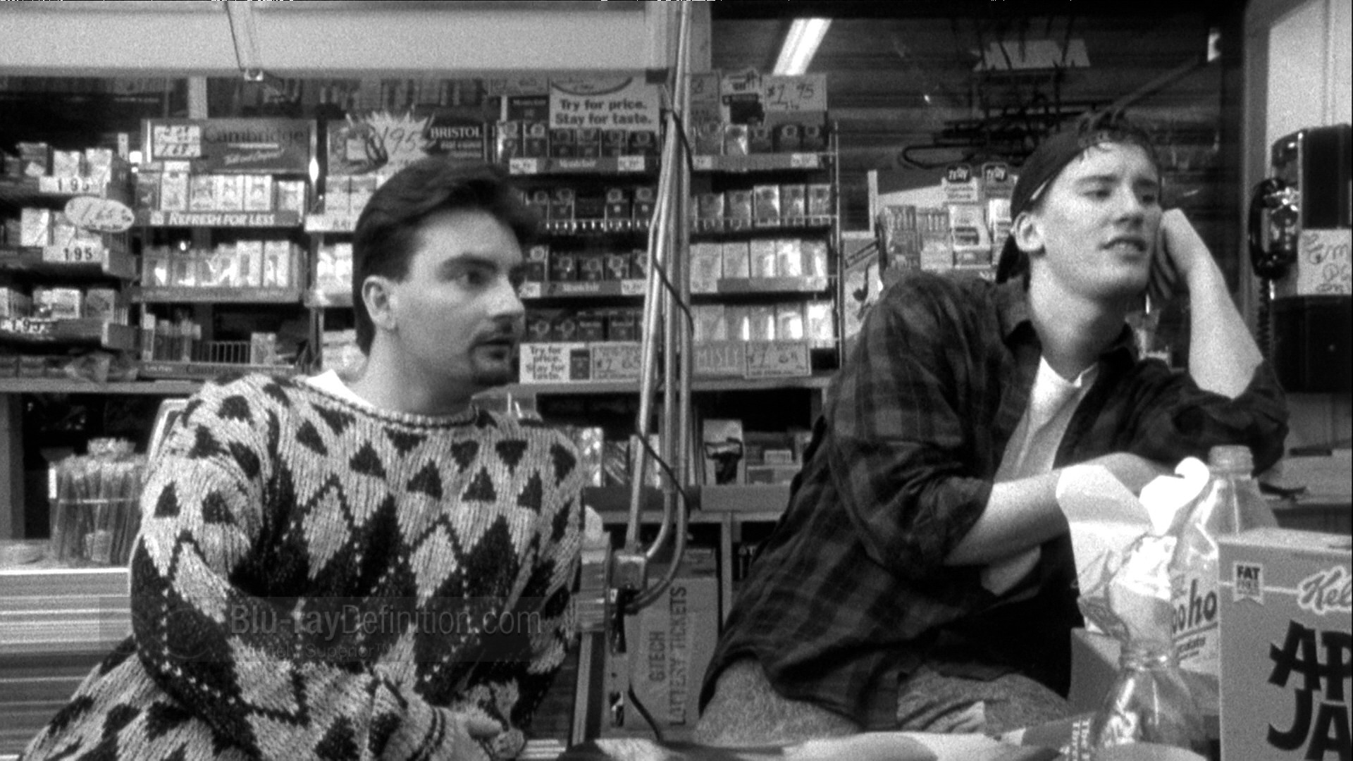 Dois homens estão em uma loja de conveniência em Clerks.