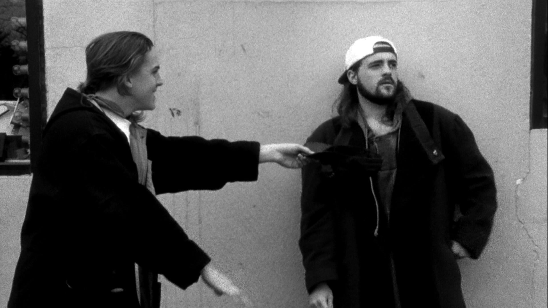 Jay et Silent Bob se tiennent près d'un mur dans Clerks.