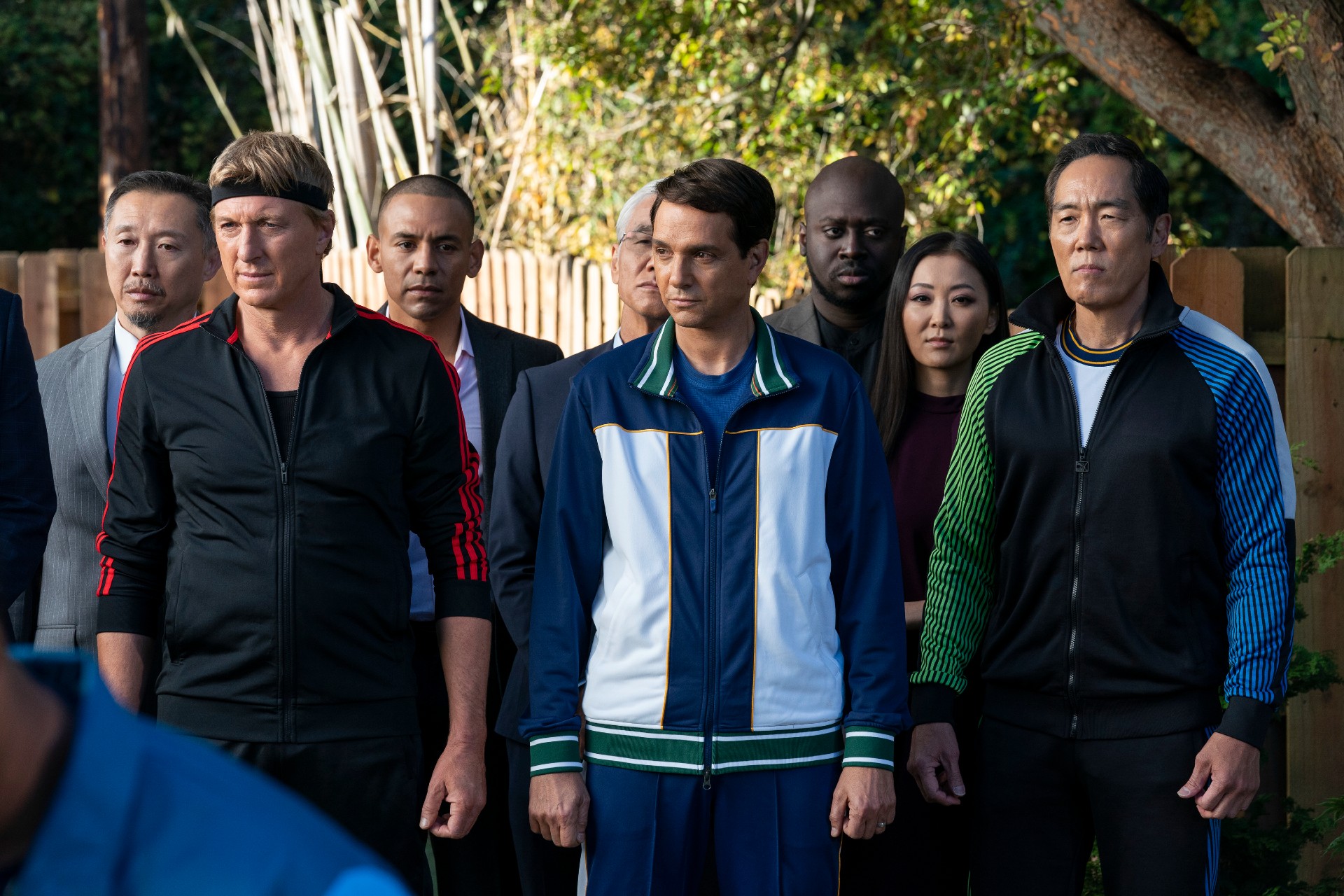 William Zabka, Ralph Macchio y Yuji Okumoto visten trajes deportivos en una escena de la temporada 5 de Cobr Kai.