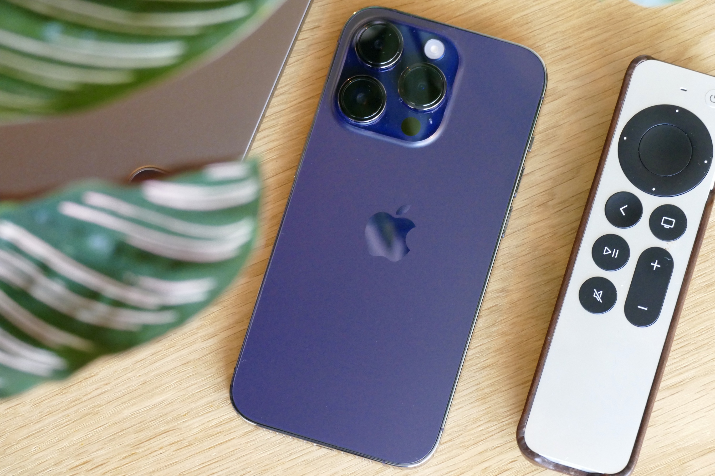Review of Apple's iPhone 14 and iPhone 14 Pro: They're leaning