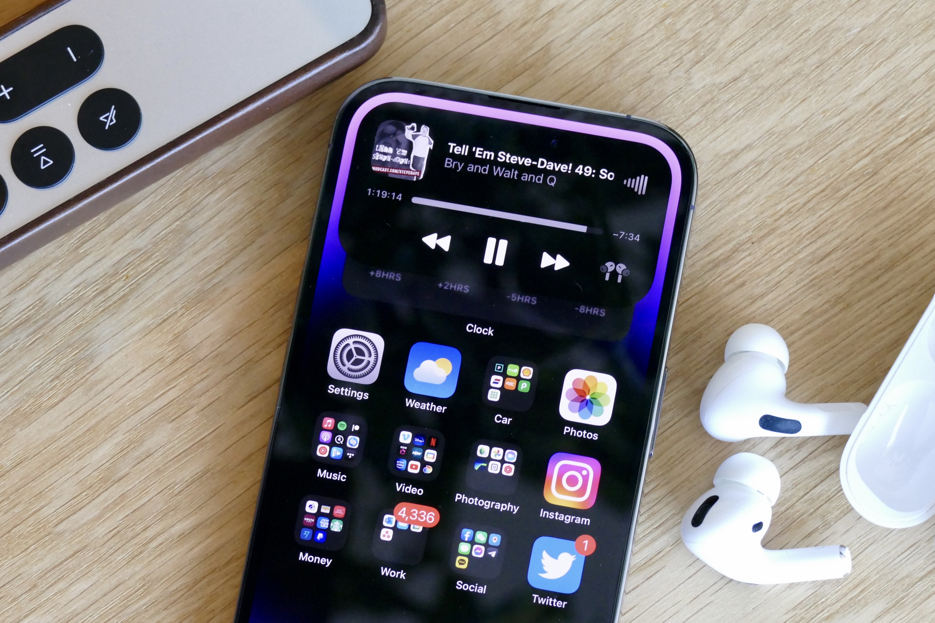 Die Dynamic Island des iPhone 14 Pro zeigt die Musikwiedergabe.