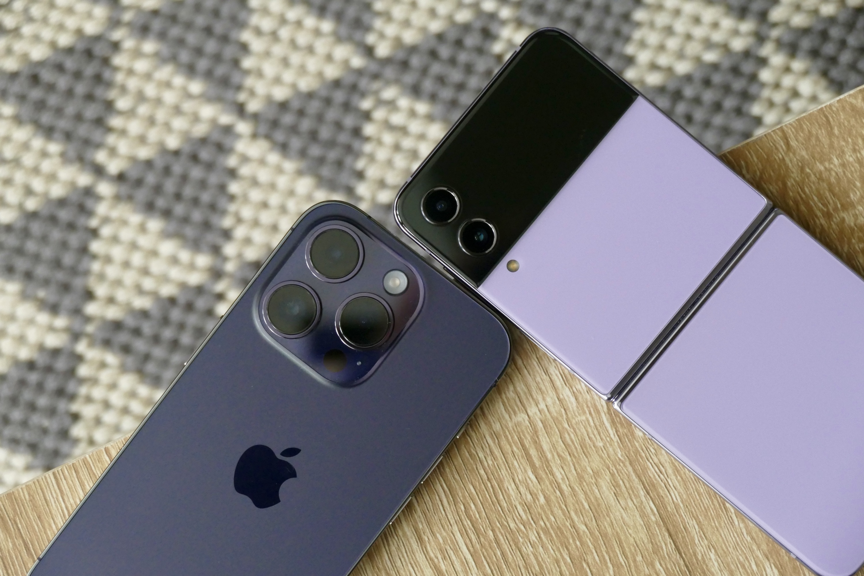 مقارنة Apple iPhone 14 Pro VS Apple iPhone 15 Pro 