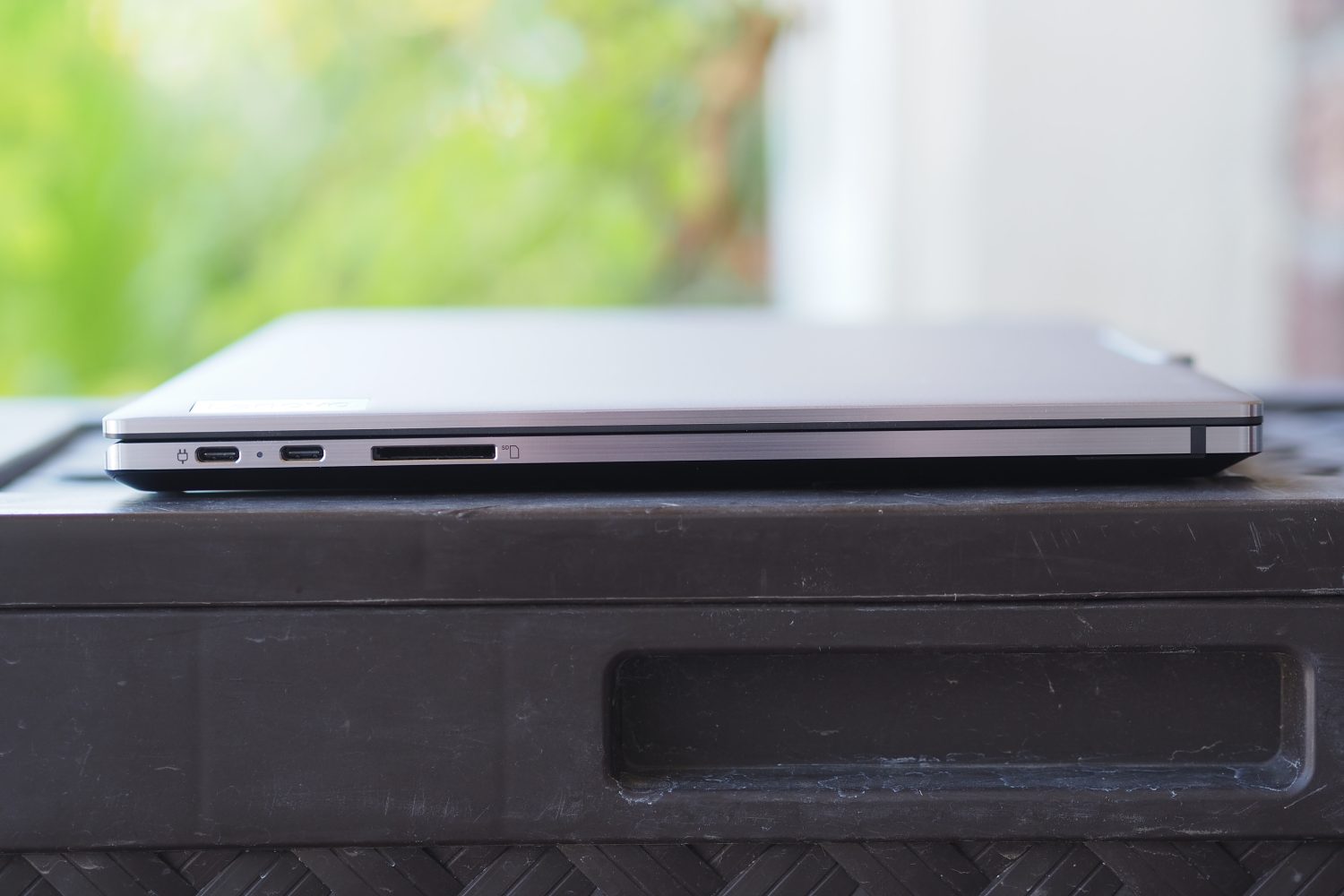 Lenovo ThinkPad Z16 نمای چپ پورت ها را نشان می دهد.