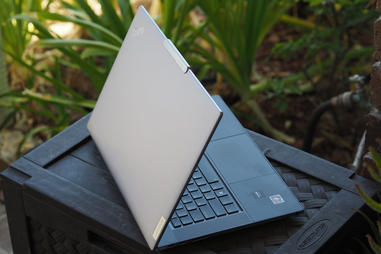 نمای عقب Lenovo ThinkPad Z16 که پوشش و لوگو را نشان می دهد.