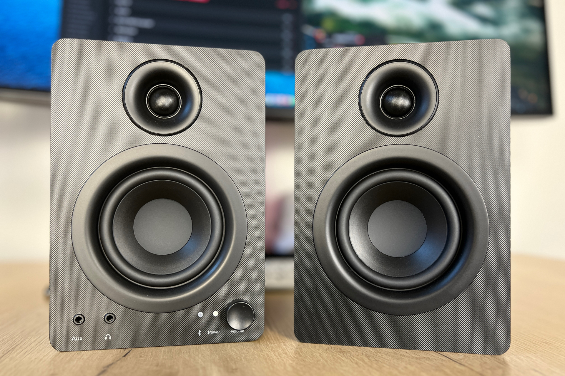 System features The loudspeaker cabinets are constructed out of 5