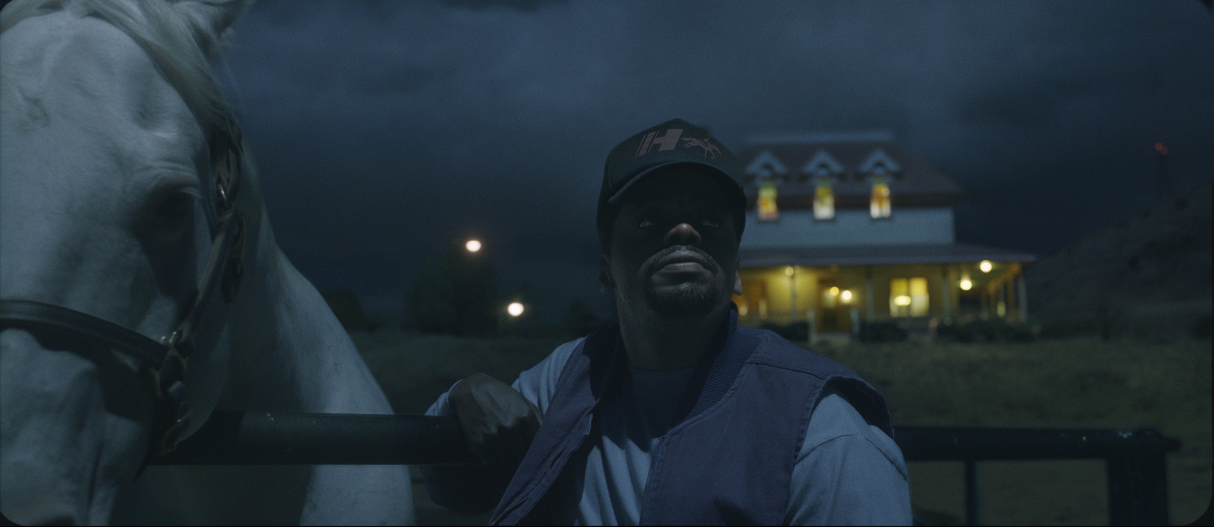 Uma imagem de Daniel Kaluuya olhando para o céu à noite em “Nope”.