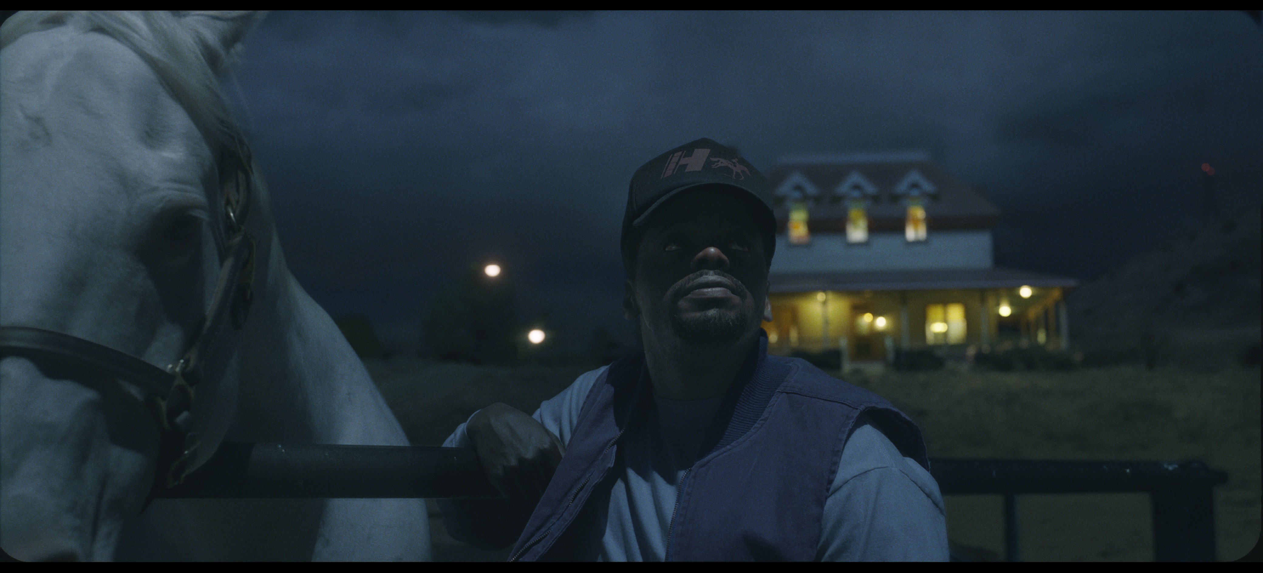 Una imagen de Daniel Kaluuya mirando al cielo por la noche de Nope.