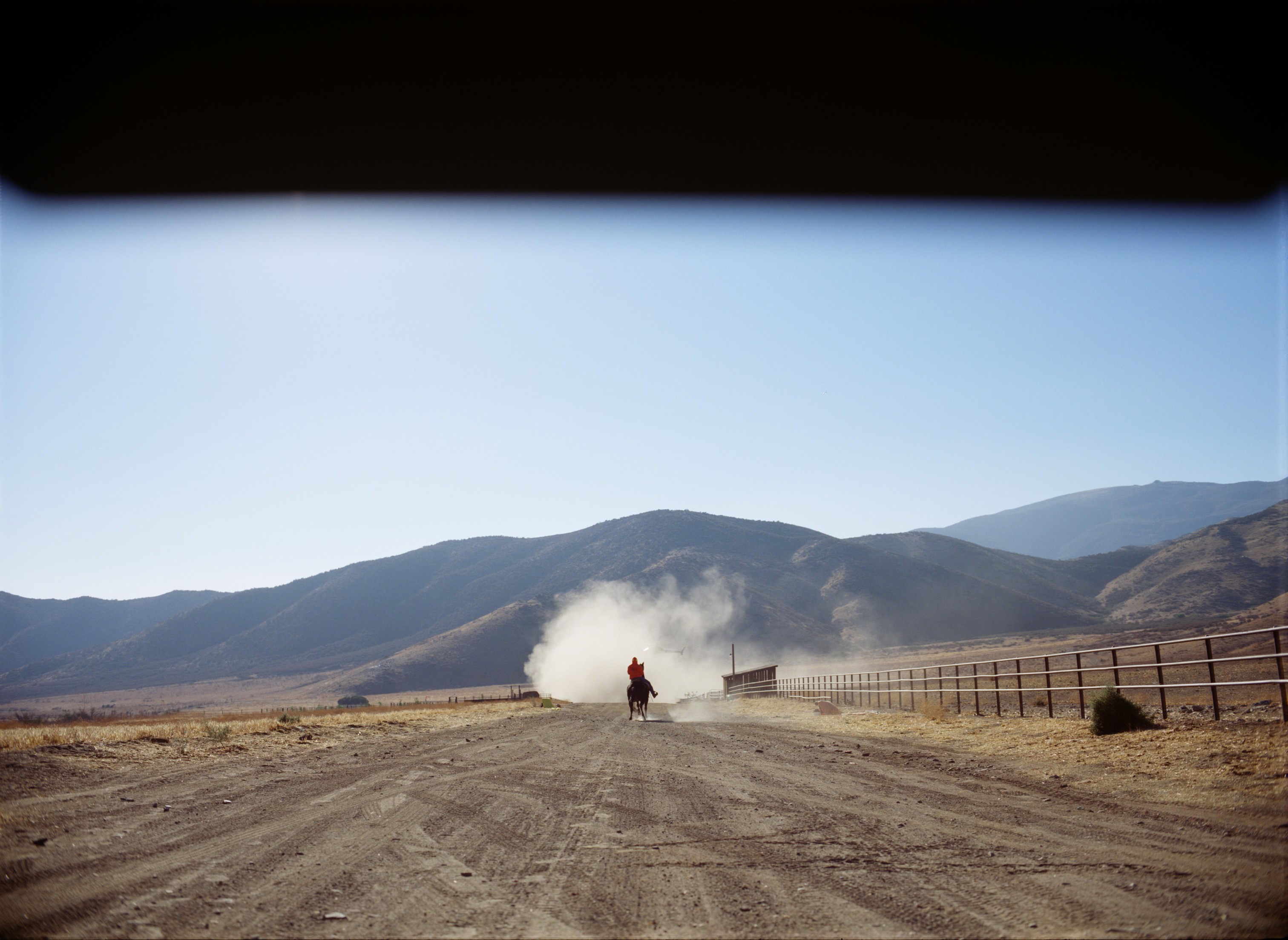 Daniel Kaluuya cabalga por un camino polvoriento en una escena de efectos visuales de Nope.