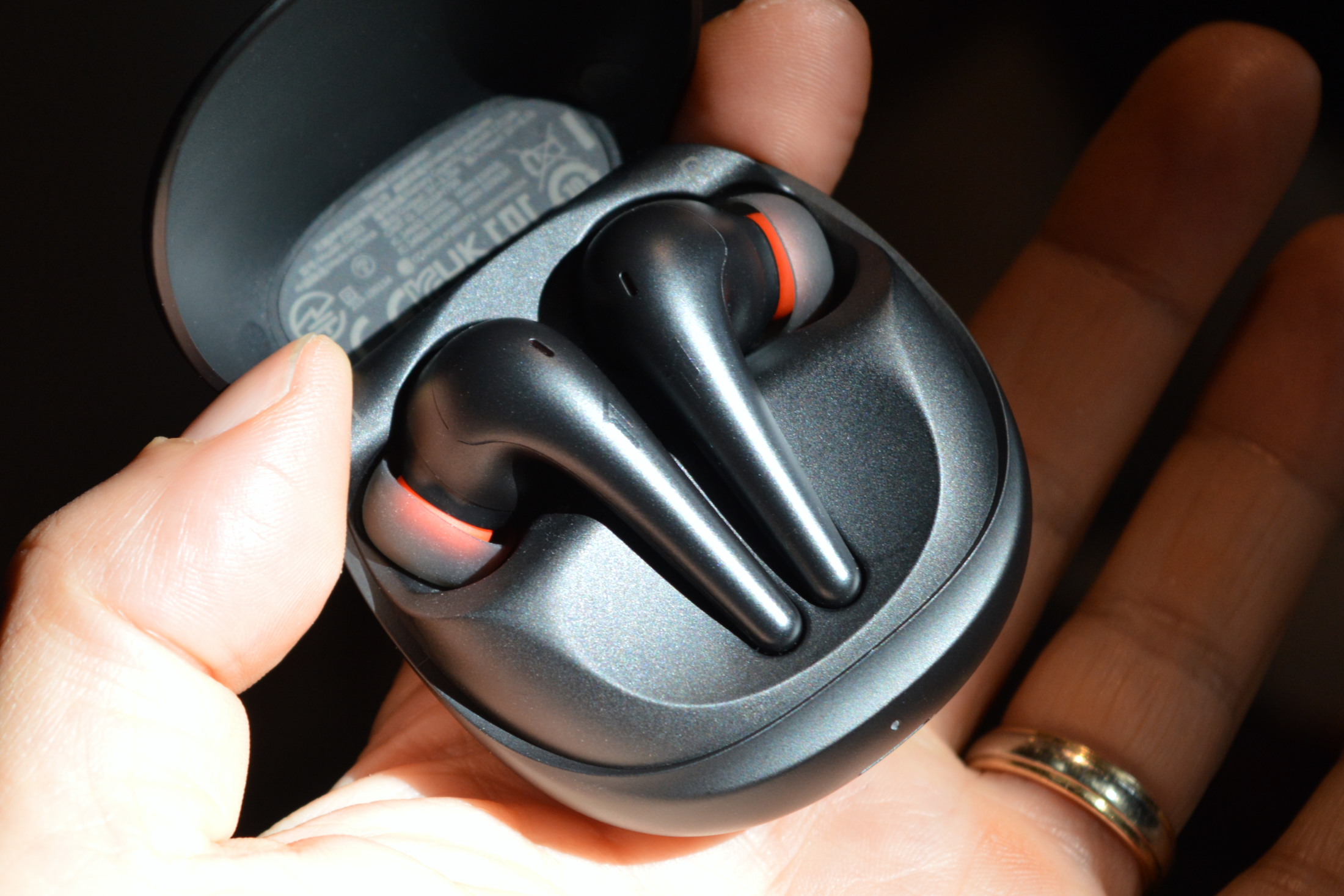 1More ComfoBuds Mini review: These tiny earbuds deliver surprisingly big  sound