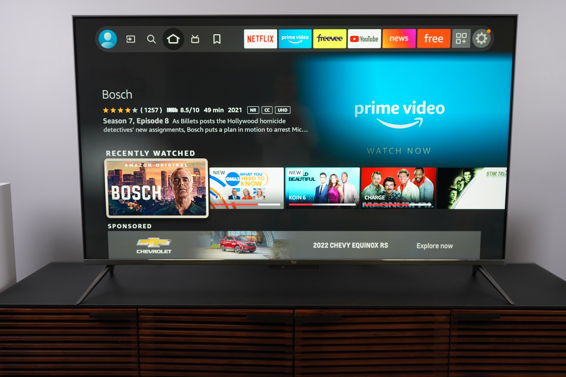Amazon Fire TV Omni QLED mit Fire TV OS auf dem Bildschirm.