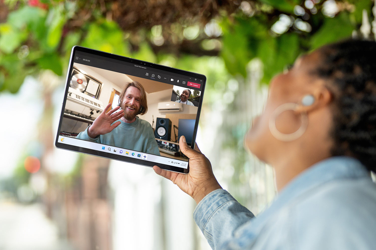 Vorderansicht des Microsoft Surface Pro 9 mit Tablet und Videokonferenzen.