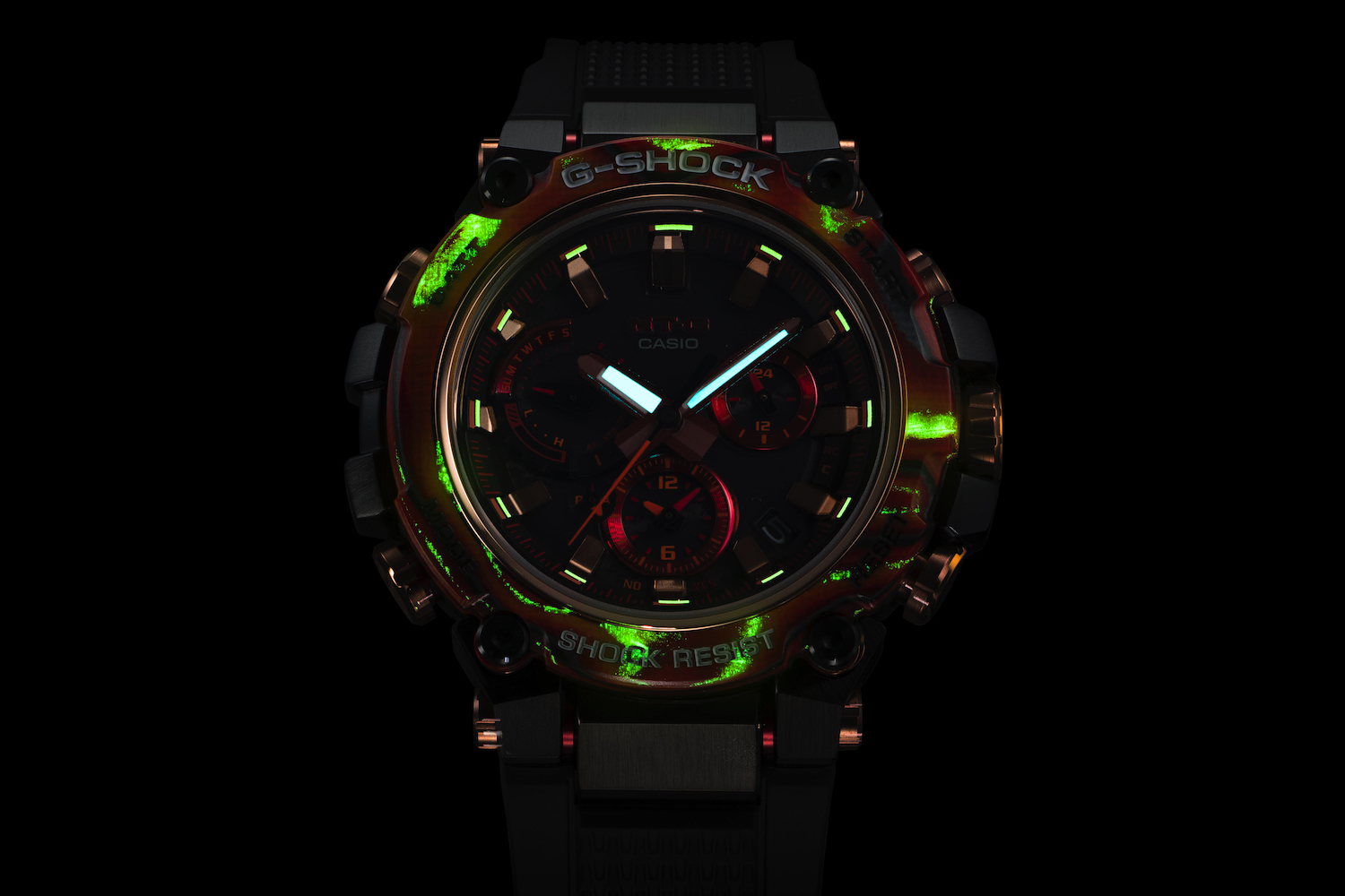 G-Shock MTG-B3000FR brillando en la oscuridad.