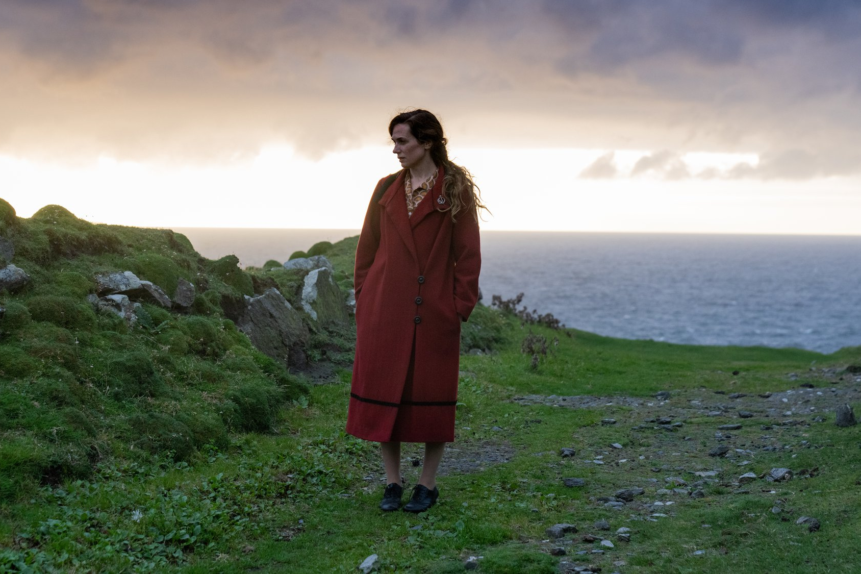 Kerry Condon se dresse sur une falaise irlandaise dans The Banshees of Inisherin.