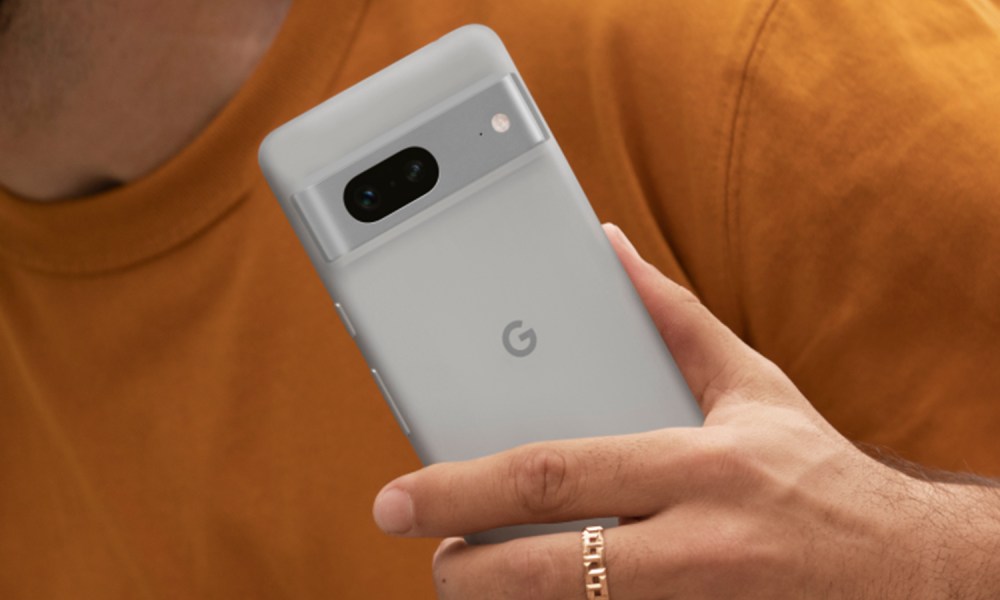 Man holding Google Pixel 7 feat image.